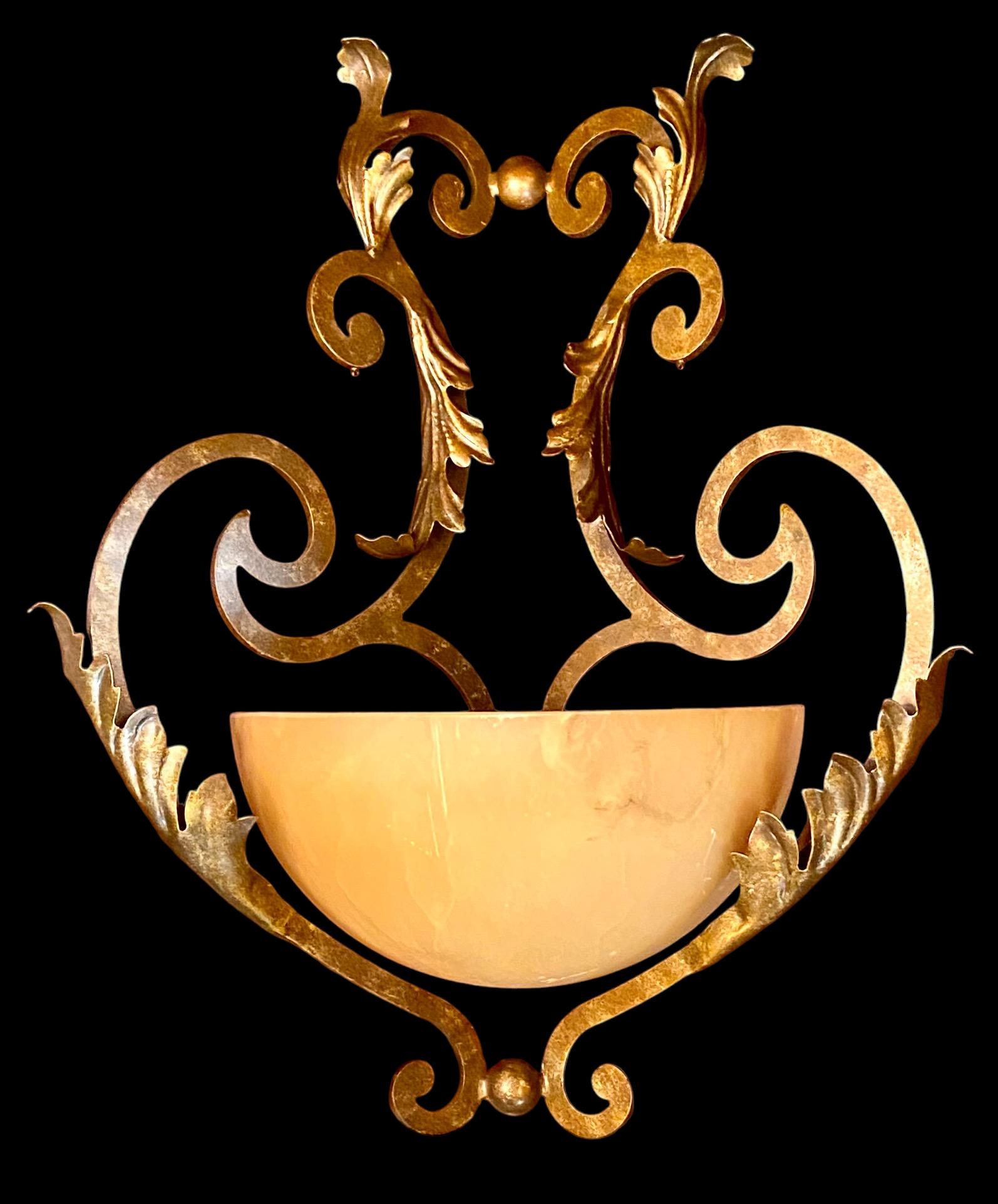Ein Vintage Blattgold Eisen und Alabaster Wandleuchter (Poliert) im Angebot