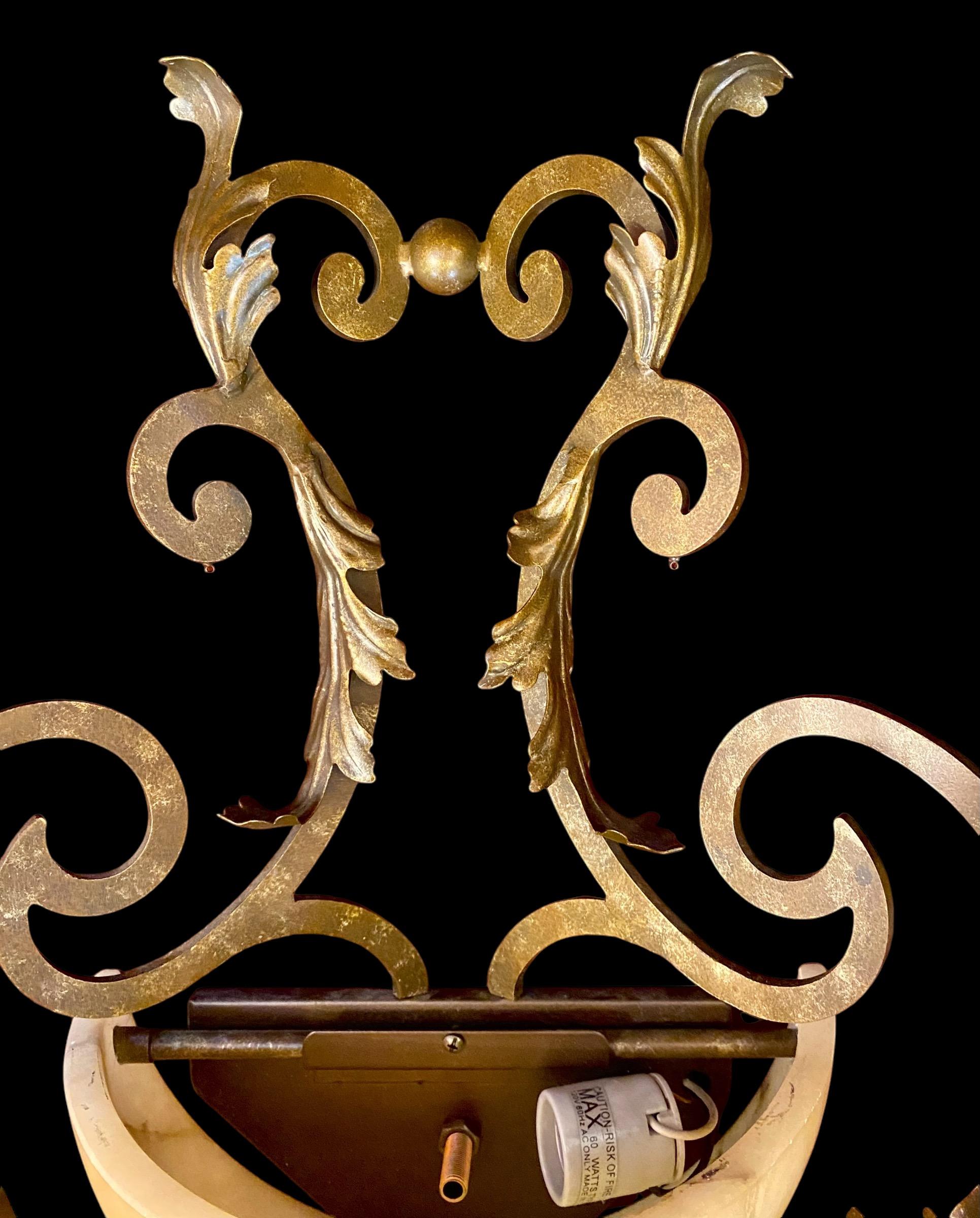 Ein Vintage Blattgold Eisen und Alabaster Wandleuchter im Zustand „Gut“ im Angebot in New Orleans, LA