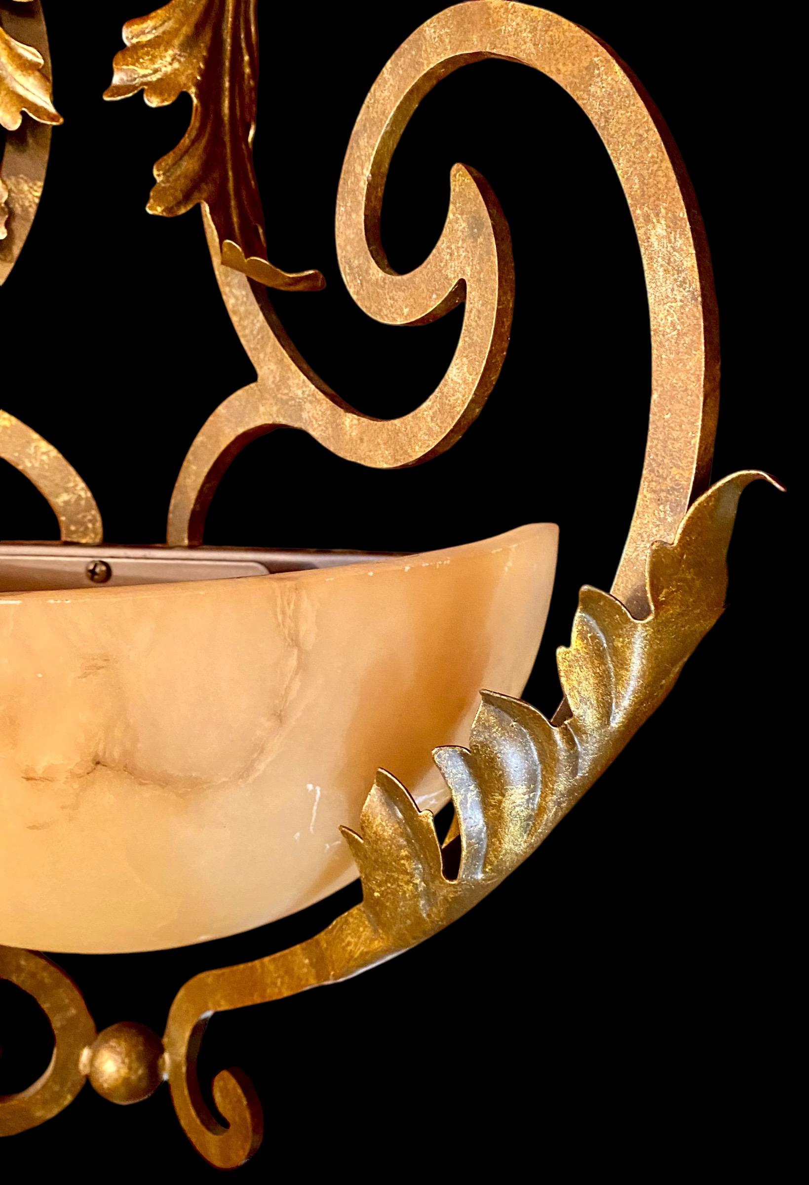 Ein Vintage Blattgold Eisen und Alabaster Wandleuchter (Ende des 20. Jahrhunderts) im Angebot
