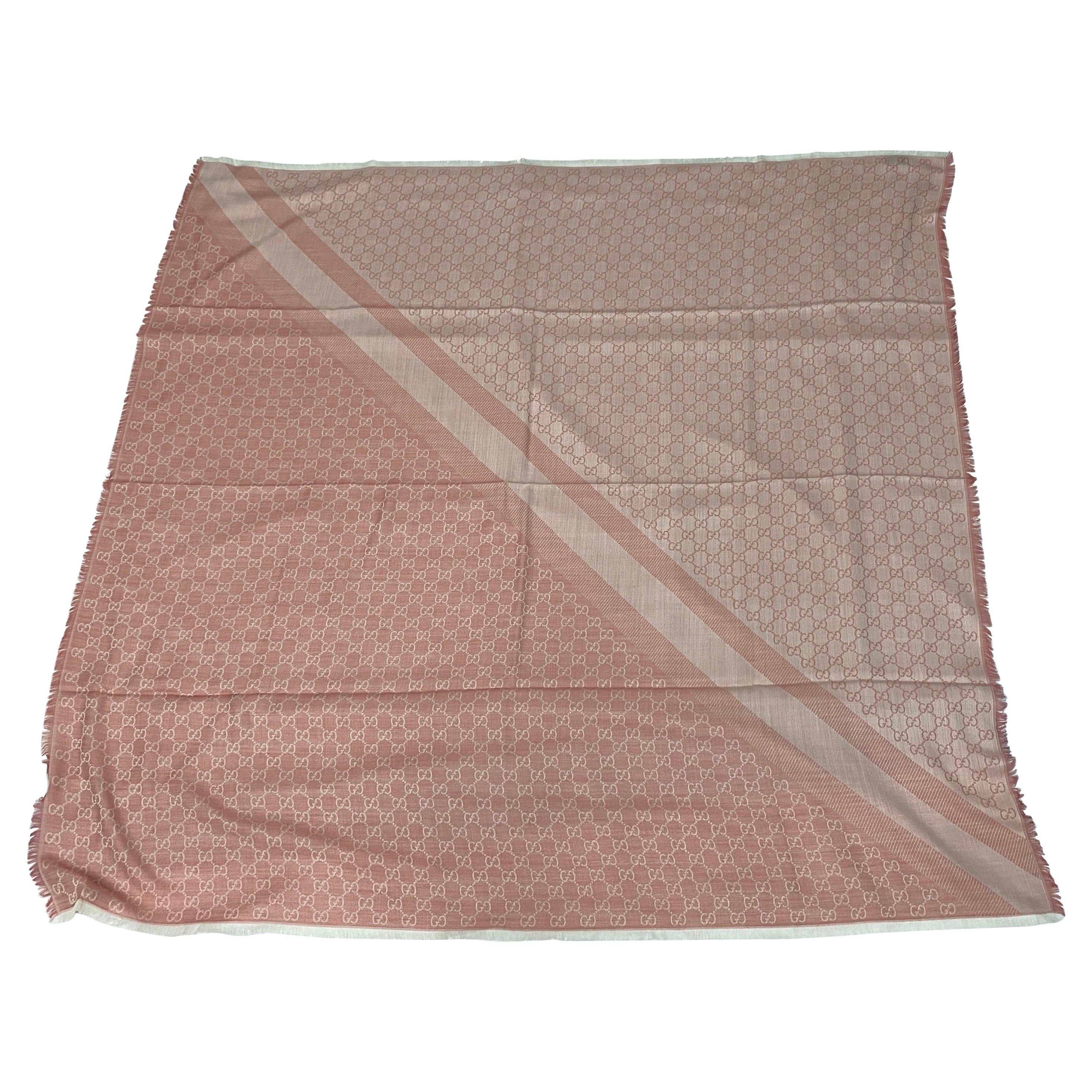 Gucci - Écharpe rose en laine et soie avec motif GG en vente