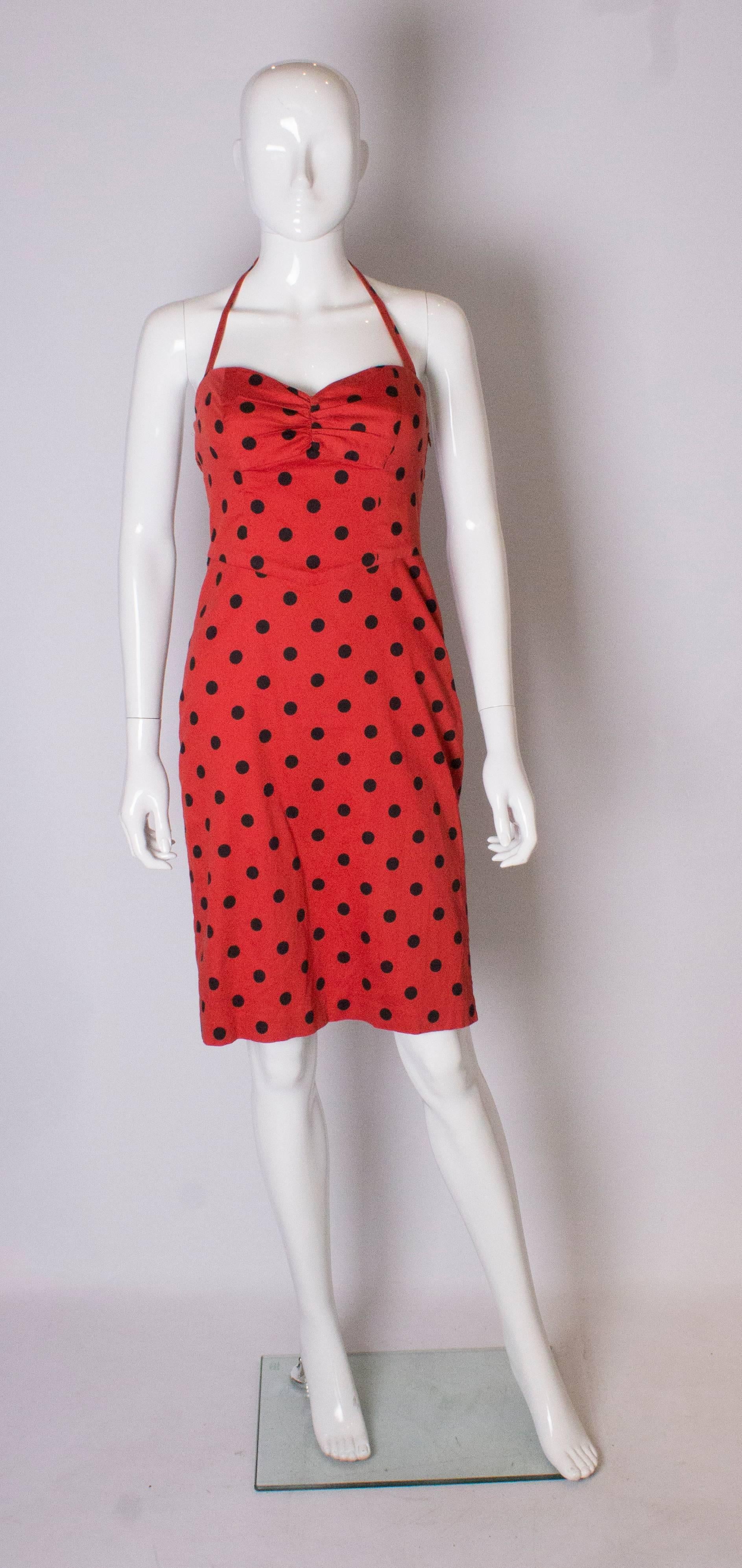 Eine große  vintage-Sommerpartykleid von Betsey Johnson.  Das Kleid aus roter Baumwolle mit schwarzen Tupfen  hat einen Neckholder-Ausschnitt mit elastischem Rücken und Raffung an der Büste.