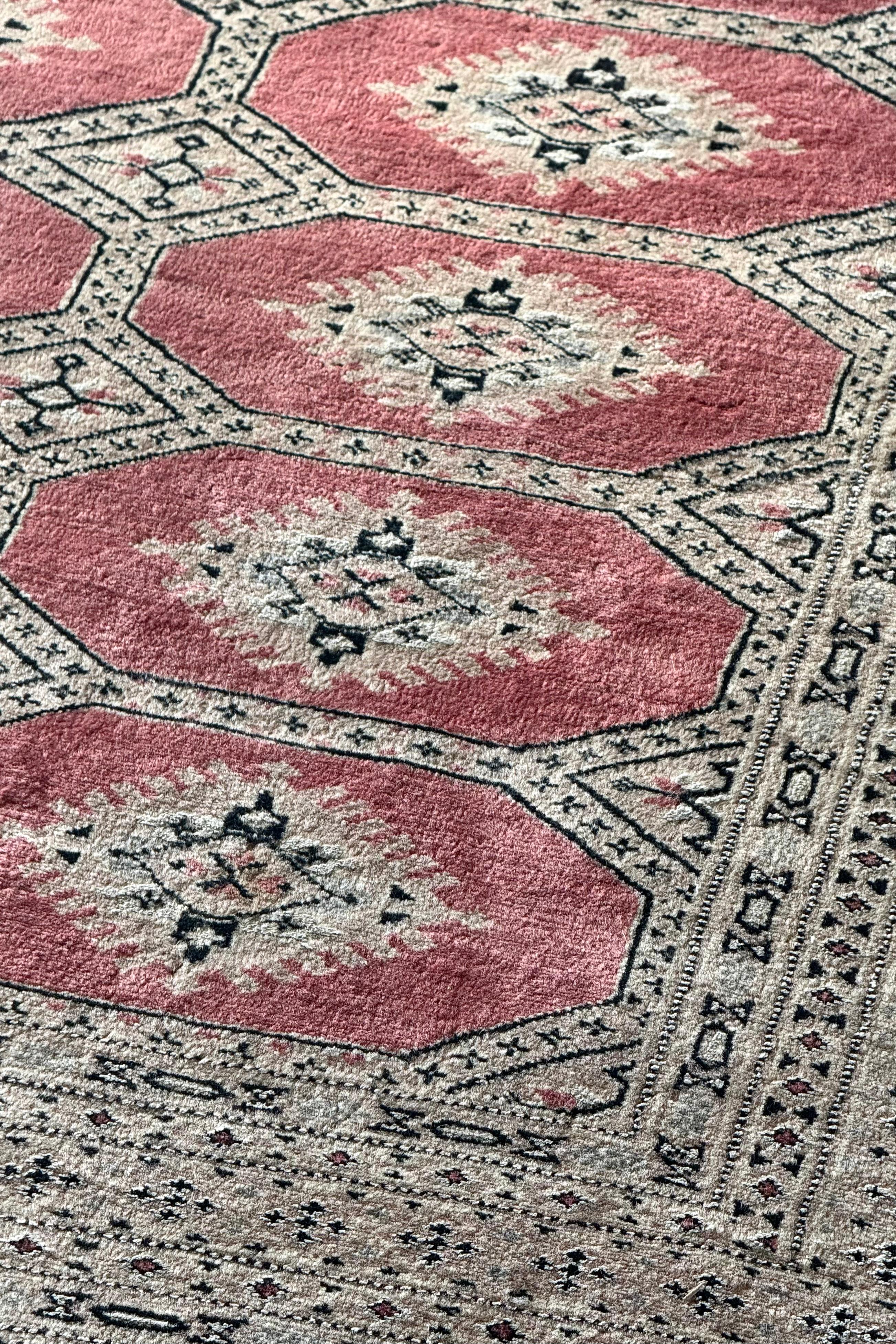Handgewebter pakistanischer Wollteppich, 20. Jahrhundert im Zustand „Gut“ im Angebot in View Park, CA
