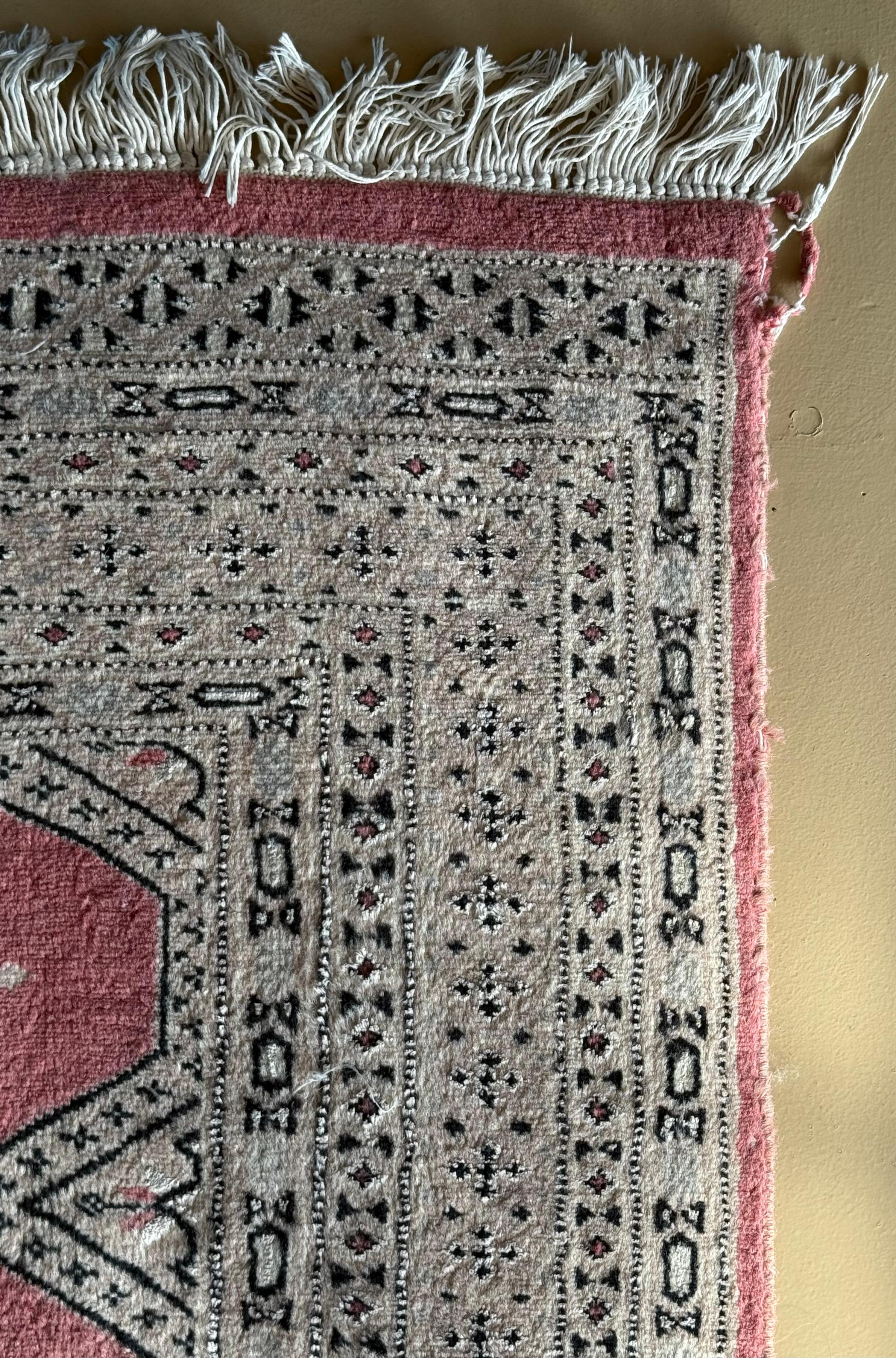 Handgewebter pakistanischer Wollteppich, 20. Jahrhundert im Angebot 1