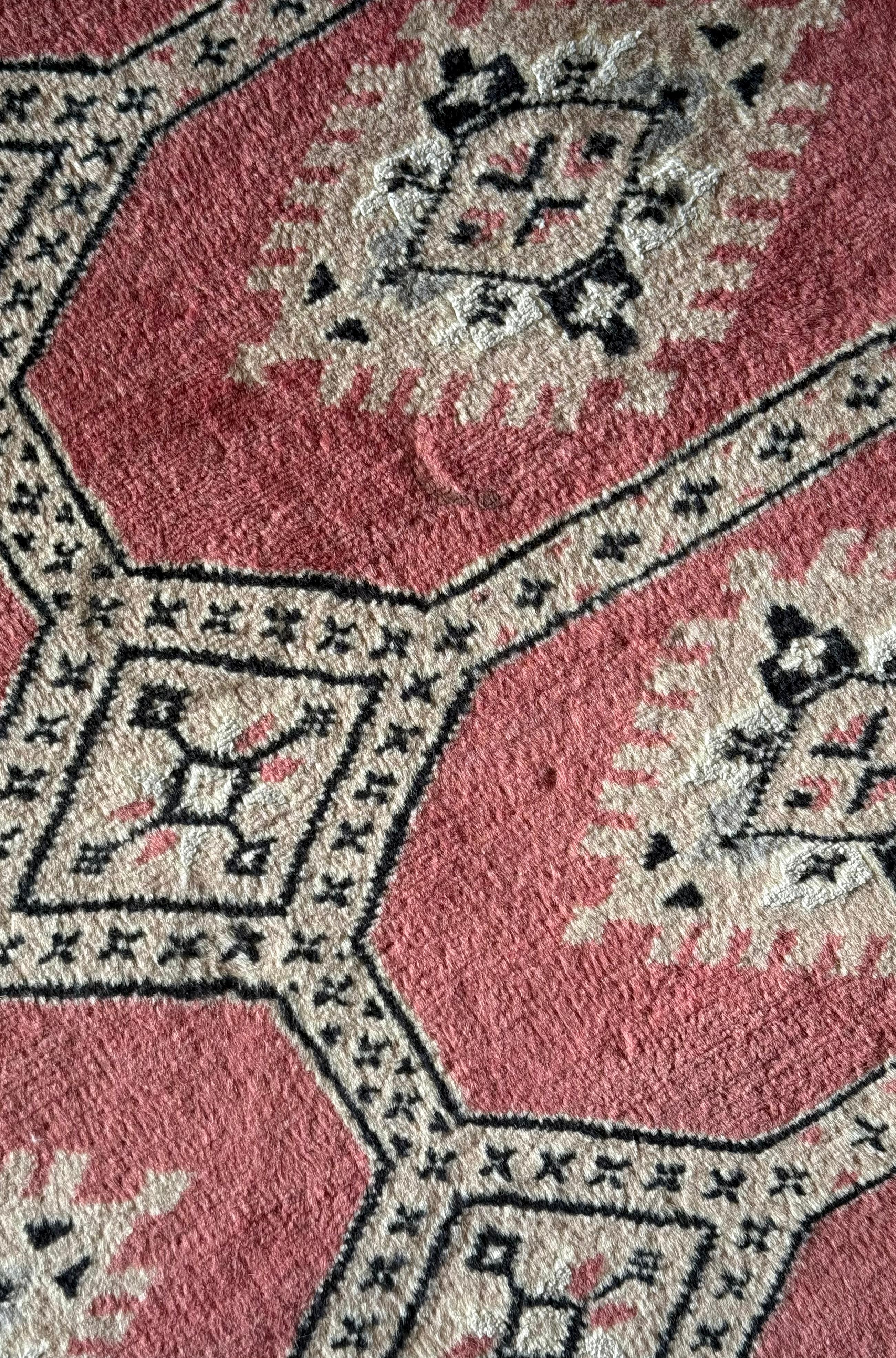 Handgewebter pakistanischer Wollteppich, 20. Jahrhundert im Angebot 2