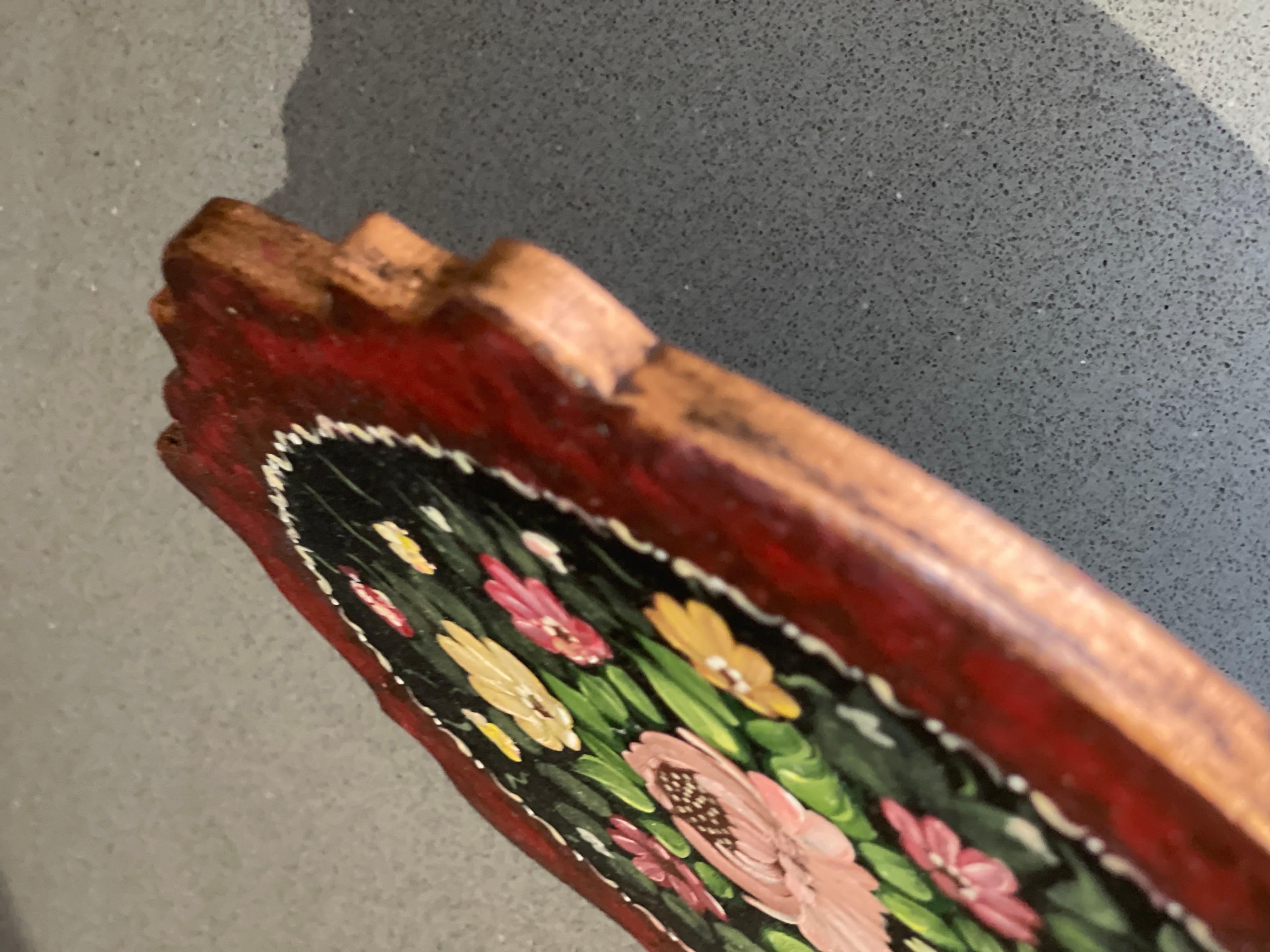 Miroir vintage maintenu dans un cadre en bois, miroir peint à la main à motifs floraux découpés en vente 2