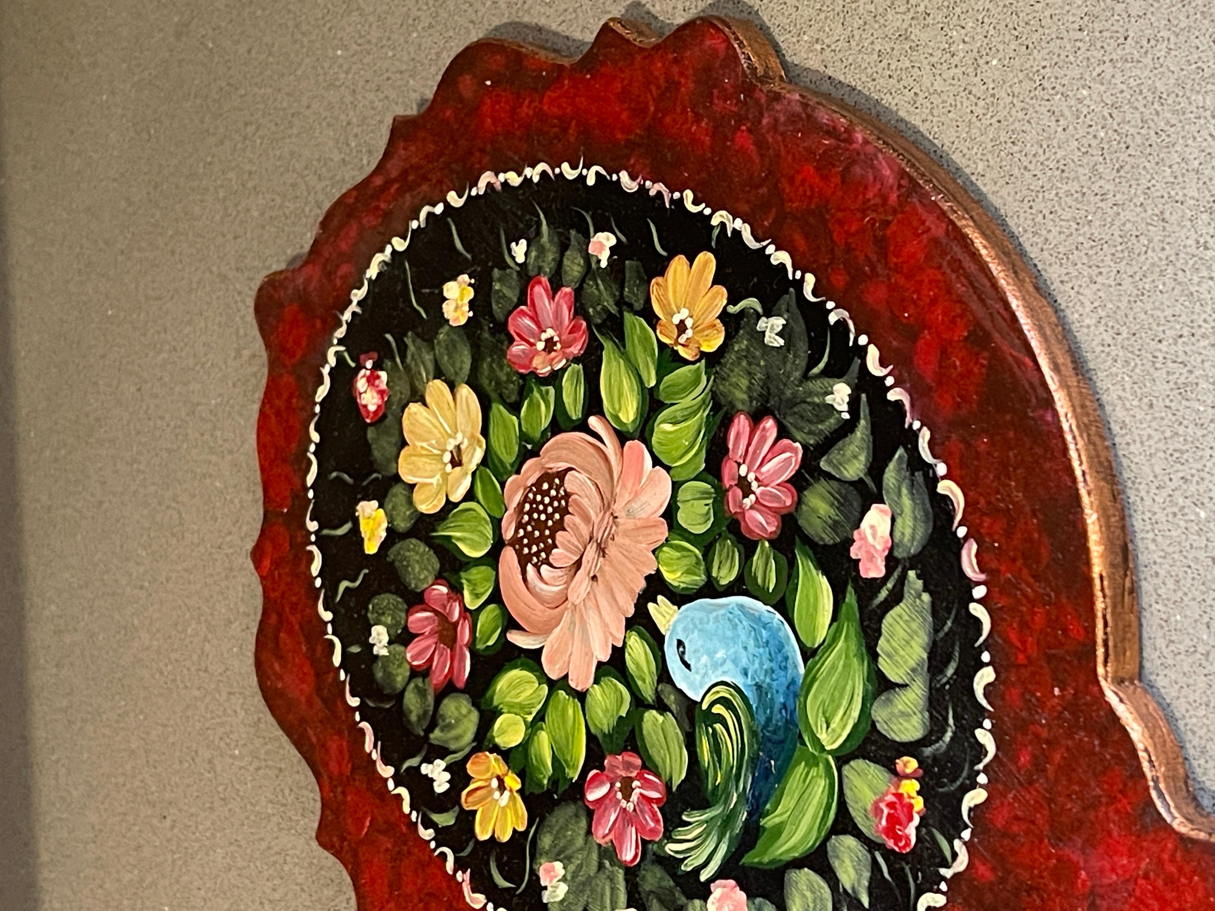A vintage Handheld Mirror in a Wooden Frame, Mack-up Floral Painted Mirror In Excellent Condition For Sale In Hampshire, GB