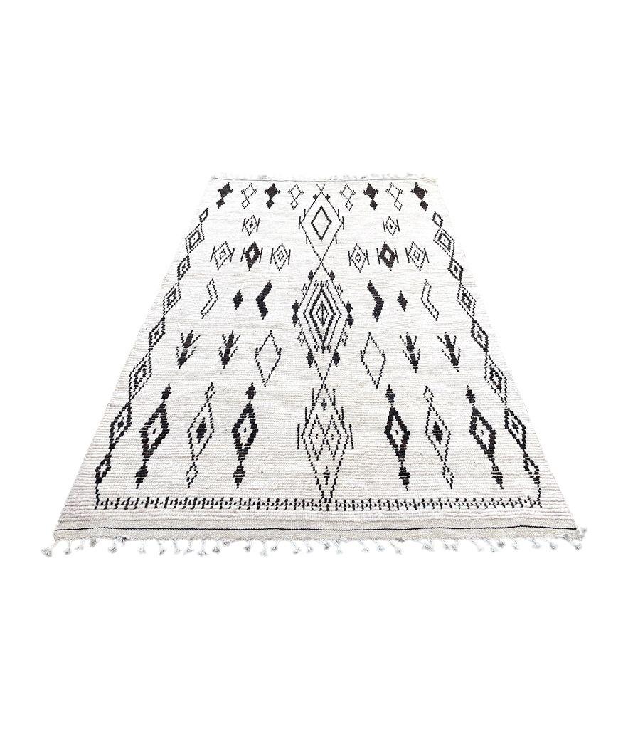 A vintage handwoven Moroccan berber rug, with tribal pattern In Good Condition For Sale In London, GB