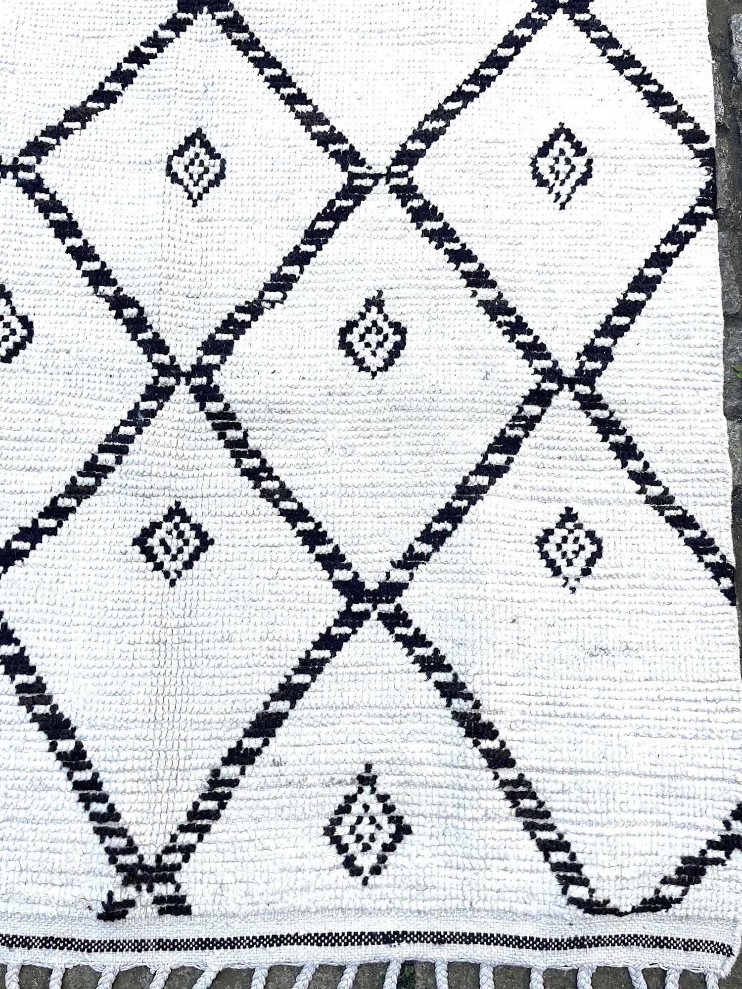 Late 20th Century A vintage handwoven Moroccan berber rug, with tribal pattern For Sale
