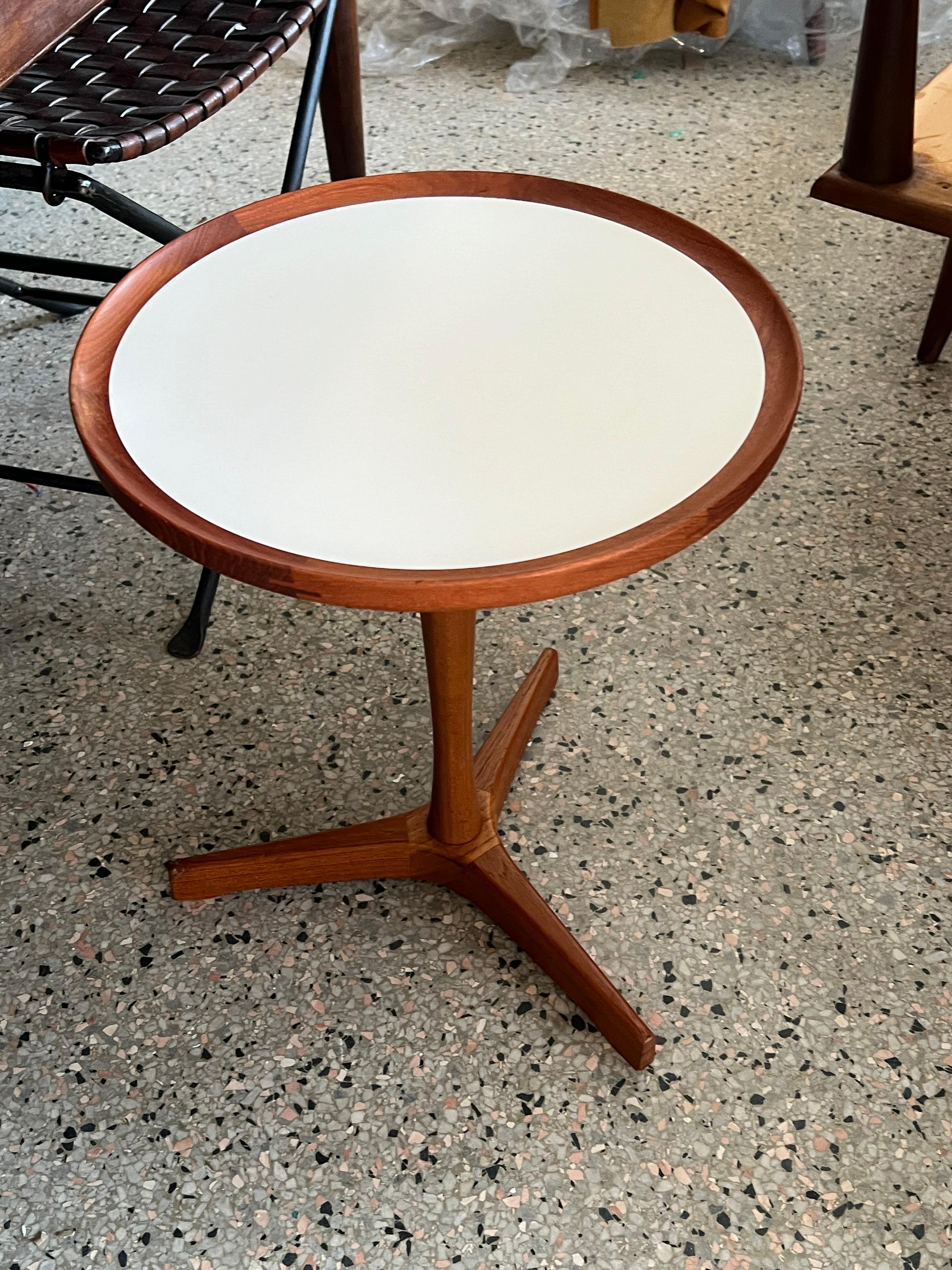 Table d'appoint danoise classique à trois pieds de Hans Andersen. Plateau rond en mica blanc, bois de teck, jointure digitale sur le dessus. Belle patine et très bon / excellent état d'origine. 