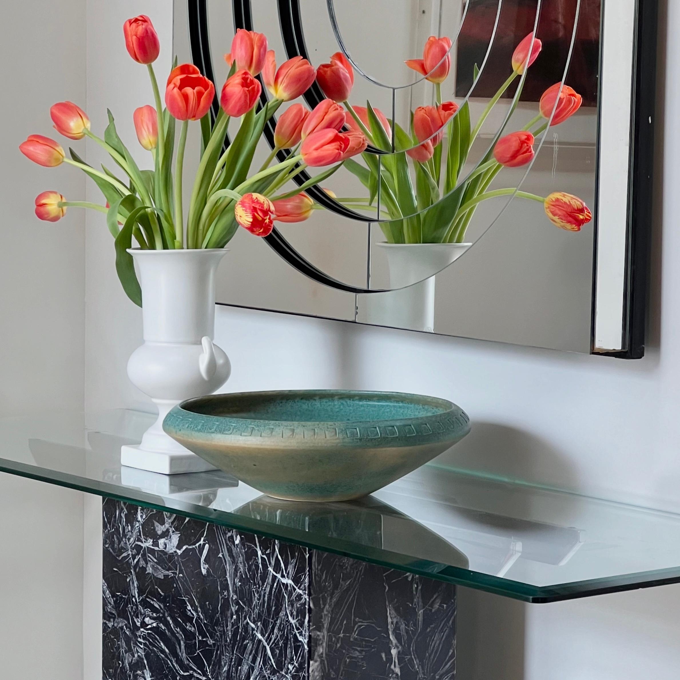 A vintage Italian black marble console table with chrome and glass, late 20th c. For Sale 1