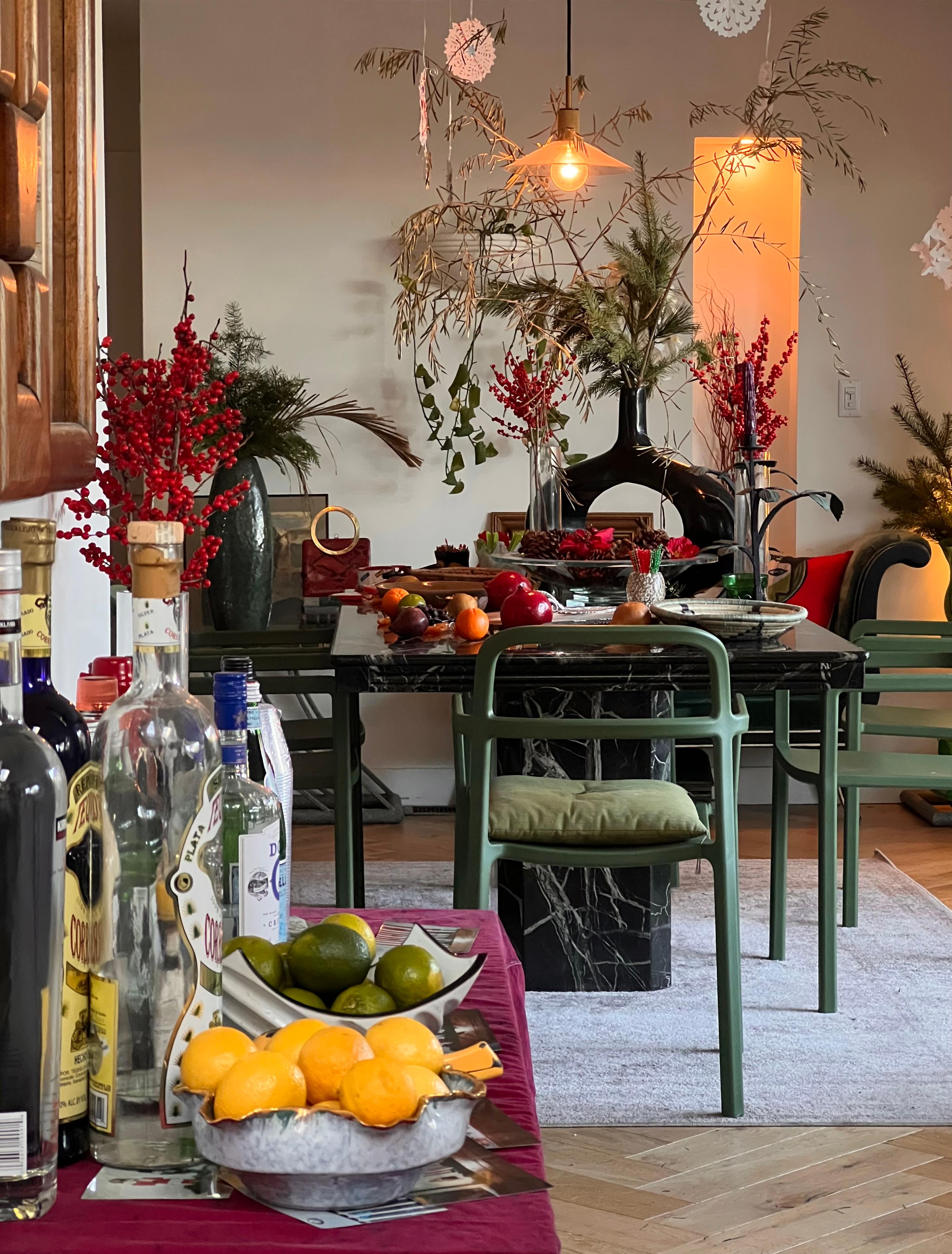 A vintage Italian black marble dining table, 20th century 10