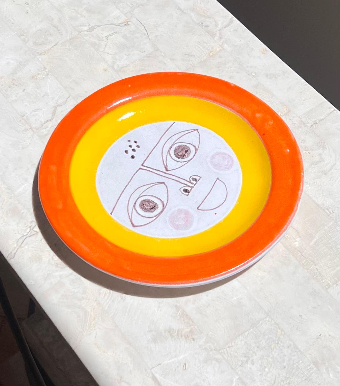 Un piatto in ceramica 