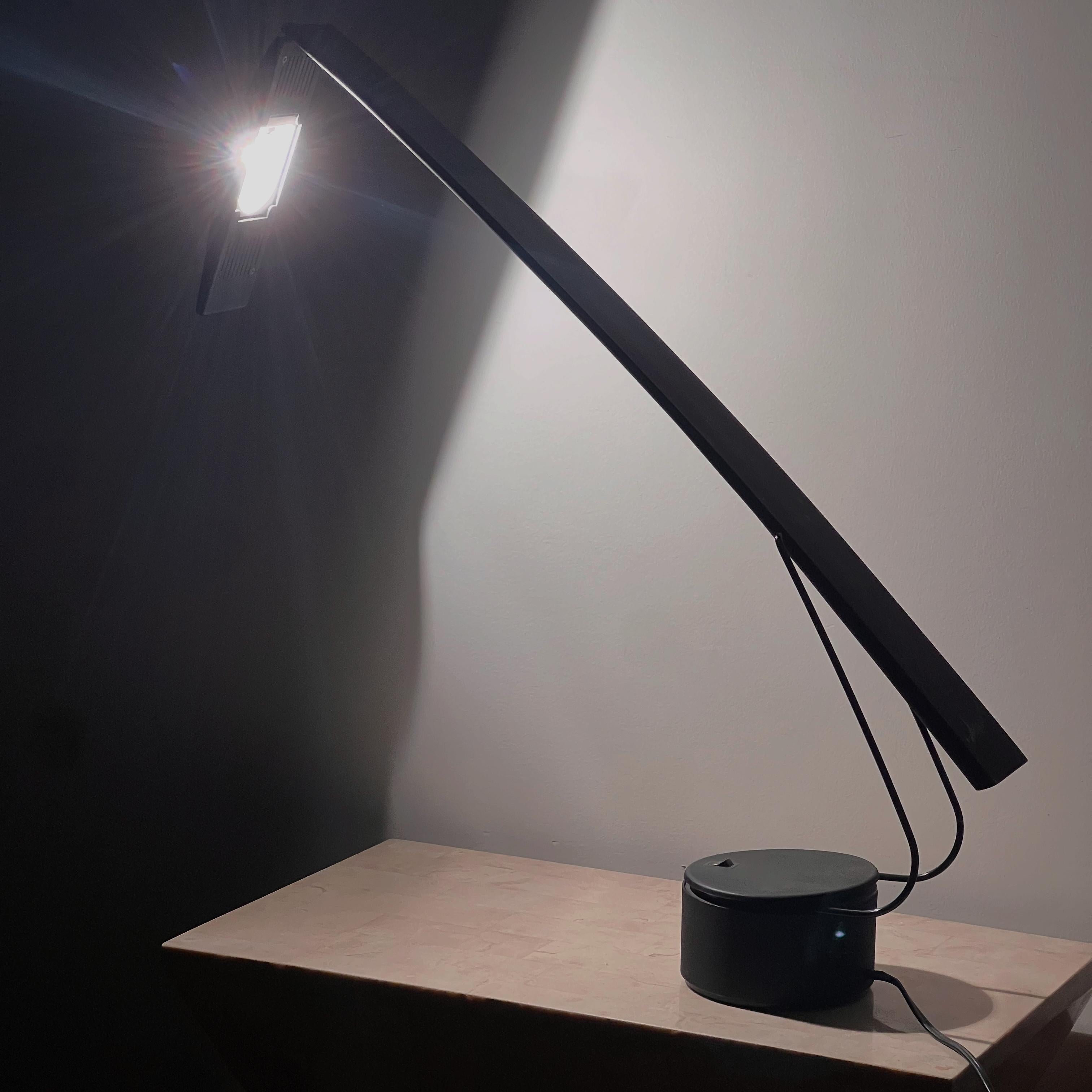 A vintage Italian «� Dove » table task lamp by Mario Barbaglia and Marco Colombo for PAF Studio, Milan late 20th century. This piece features a very adjustable and flexible lamp neck as well as a two-setting halogen bulb strength as shown in the