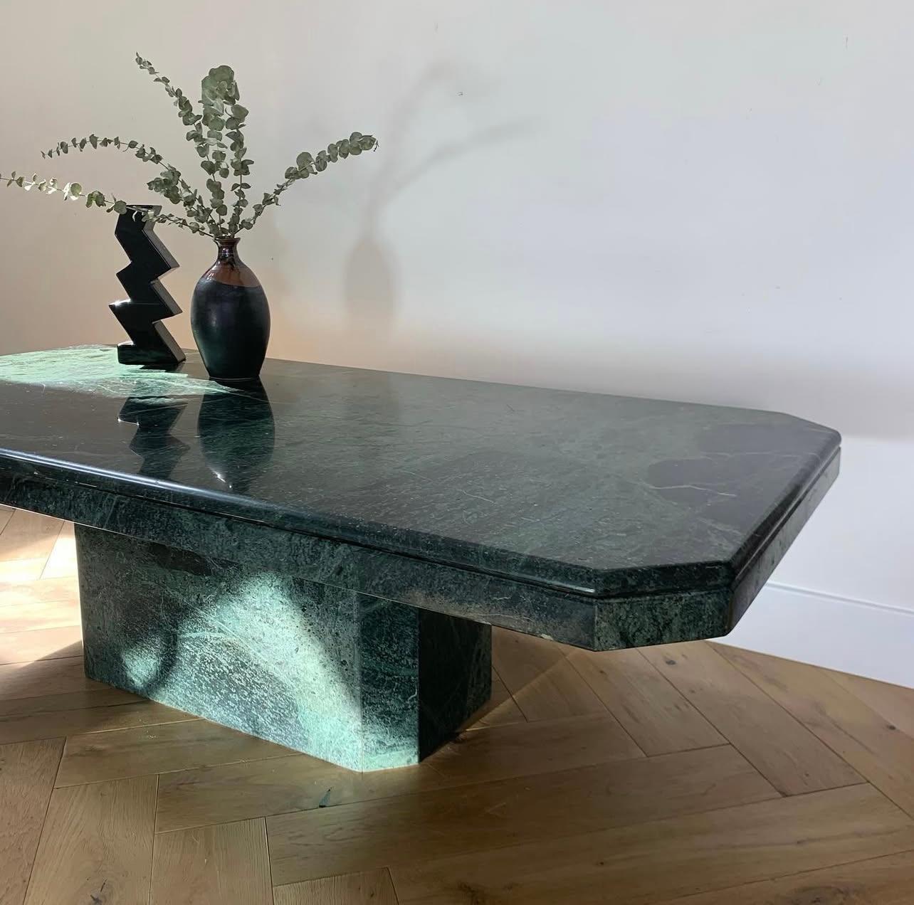 Table basse italienne vintage à piédestal en marbre vert, fin du 20e siècle en vente 5