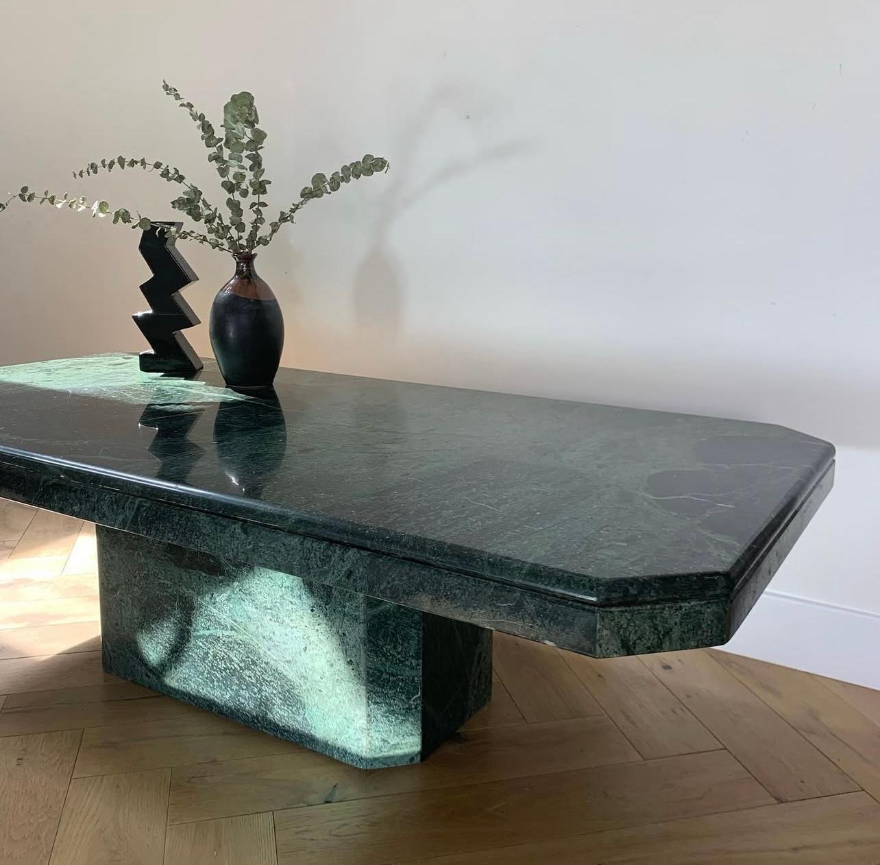 Table basse italienne vintage à piédestal en marbre vert, fin du 20e siècle Bon état - En vente à View Park, CA