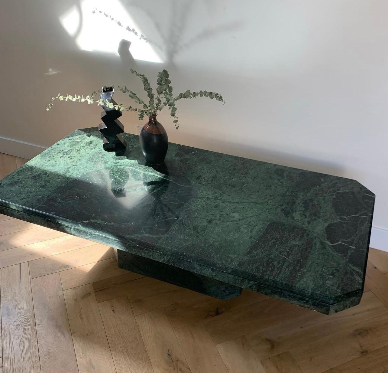 20ième siècle Table basse italienne vintage à piédestal en marbre vert, fin du 20e siècle en vente