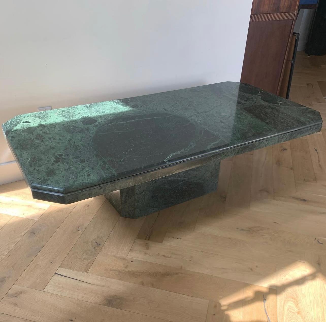 Marbre Table basse italienne vintage à piédestal en marbre vert, fin du 20e siècle en vente