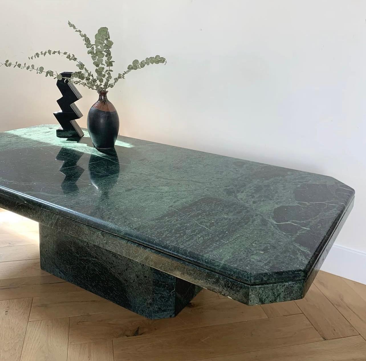 Table basse italienne vintage à piédestal en marbre vert, fin du 20e siècle en vente 1