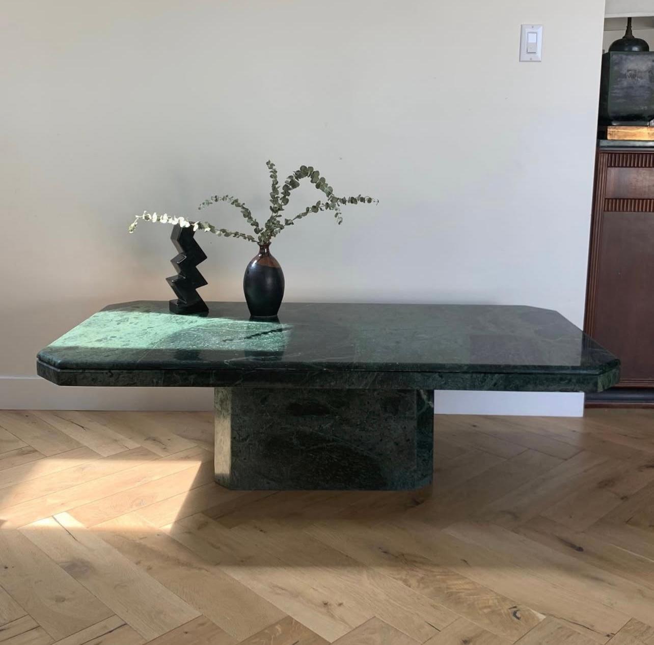Table basse italienne vintage à piédestal en marbre vert, fin du 20e siècle en vente 2