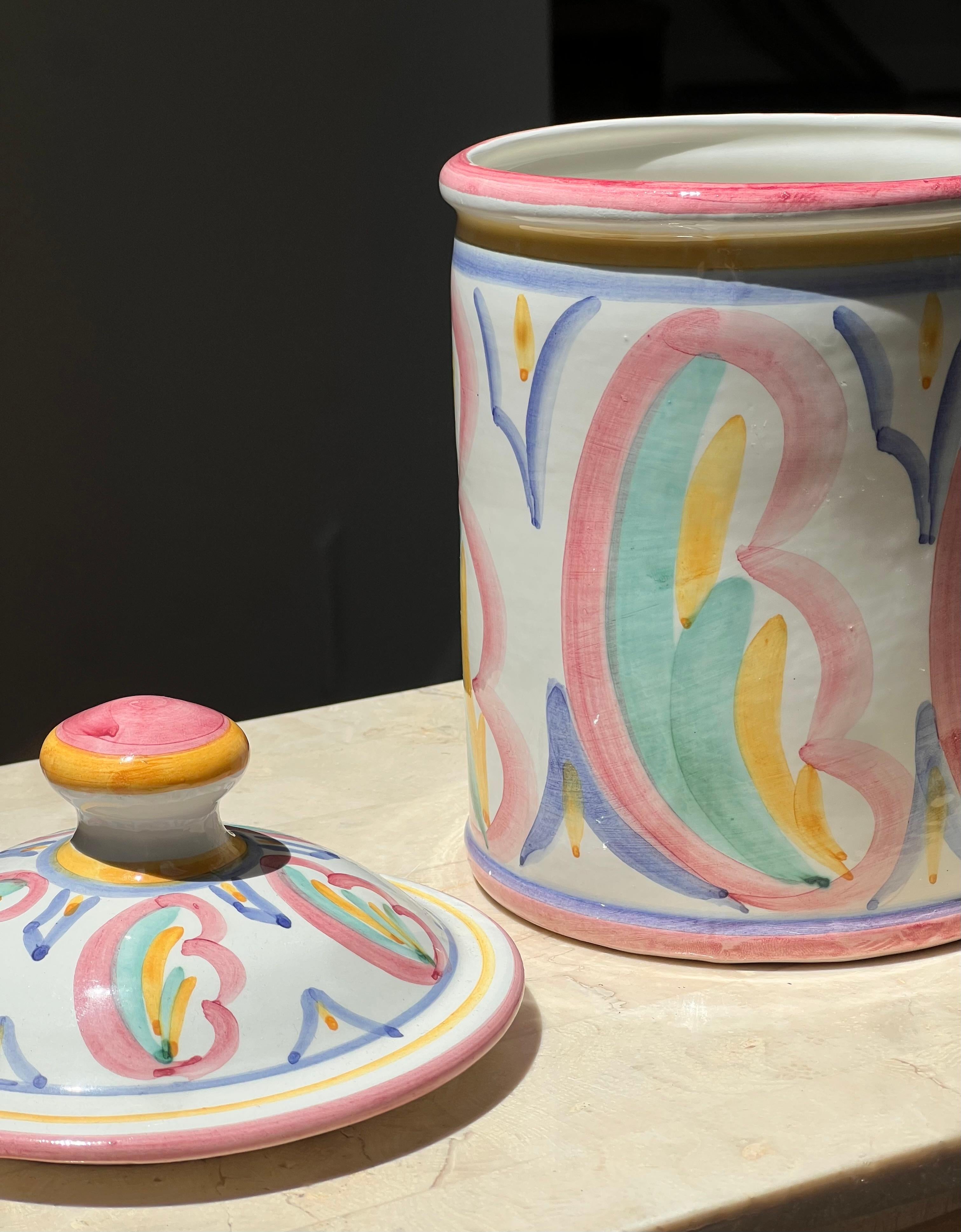 Una olla de cerámica italiana vintage pintada a mano con tapa de Vietri, 1981 Italiano en venta