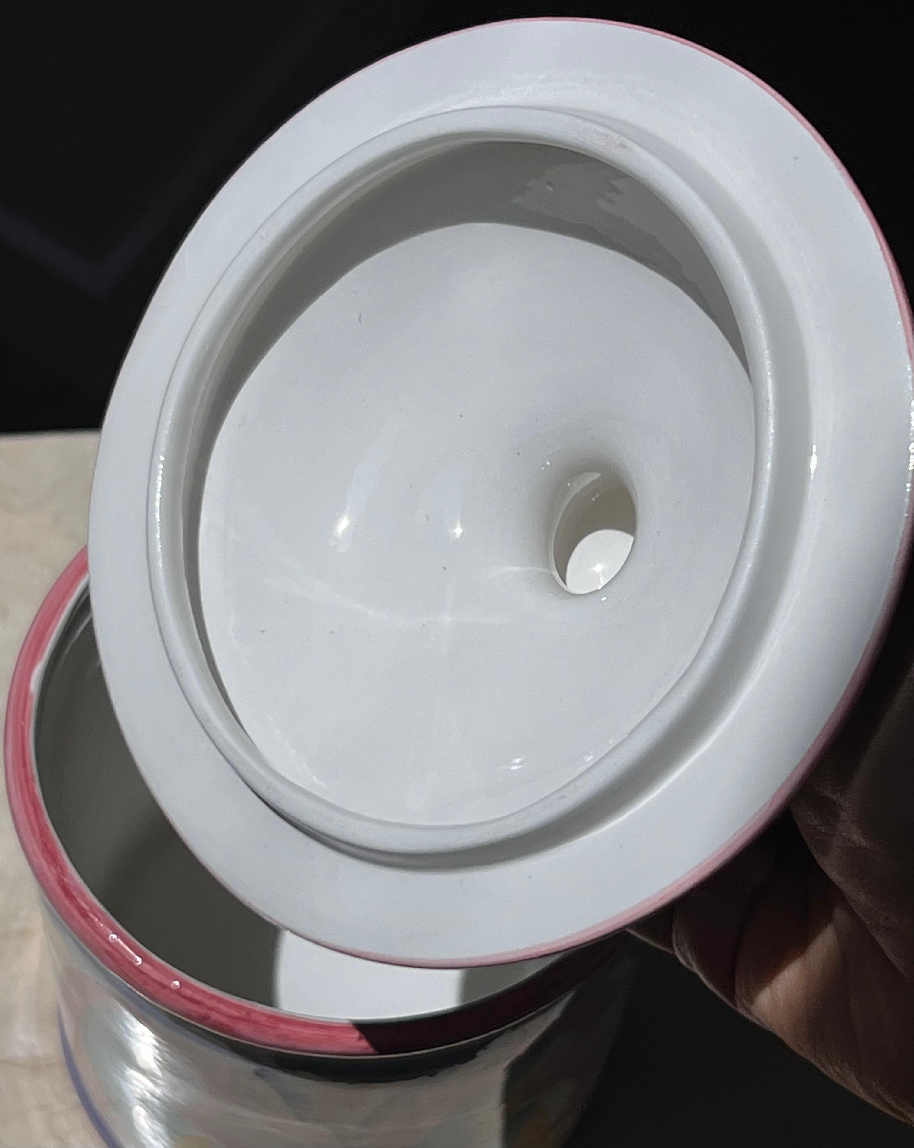 Una olla de cerámica italiana vintage pintada a mano con tapa de Vietri, 1981 Cerámico en venta