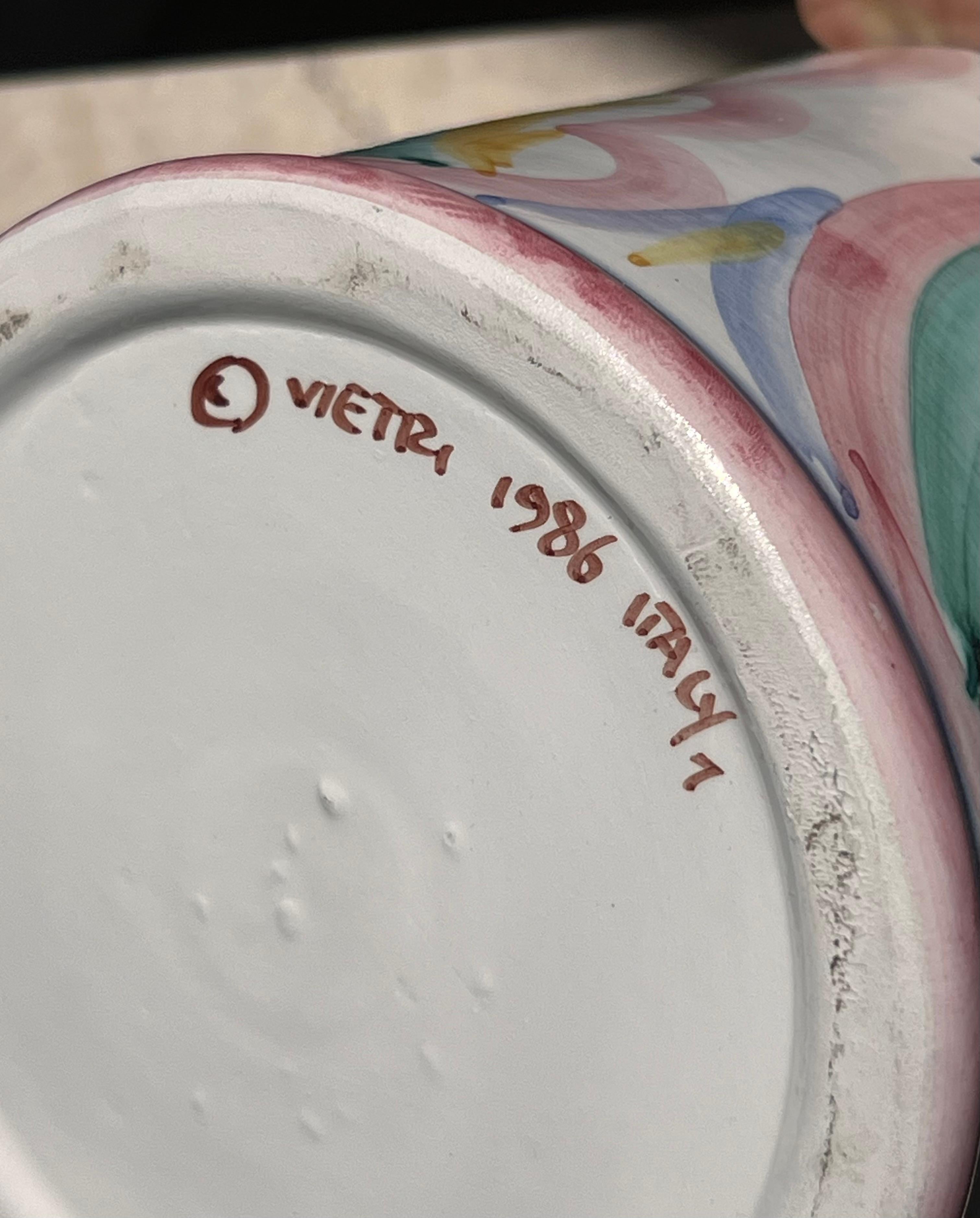 Una olla de cerámica italiana vintage pintada a mano con tapa de Vietri, 1981 en venta 1