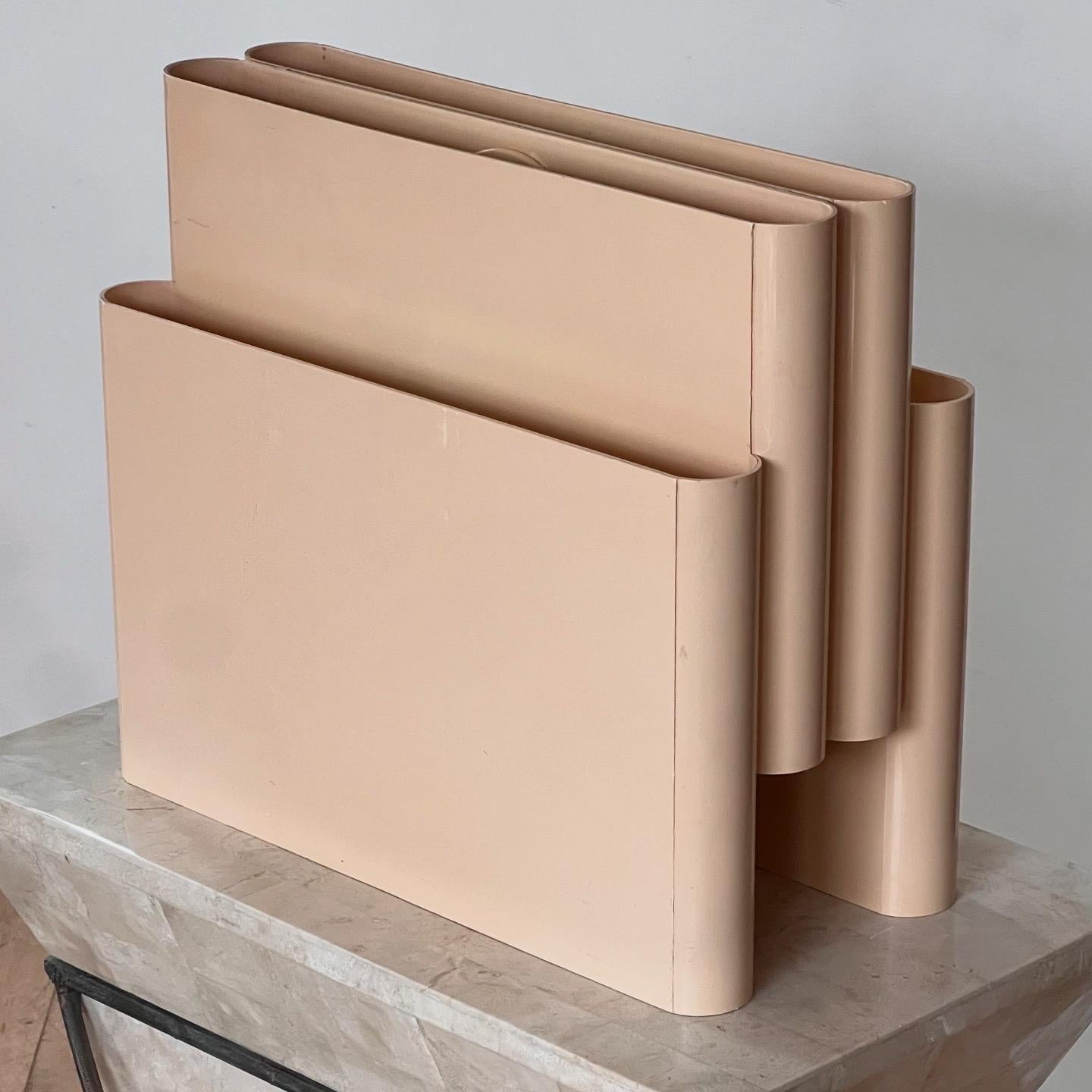 A vintage Italian magazine rack by Giotto Stoppino for Kartell, 1970 In Good Condition In View Park, CA