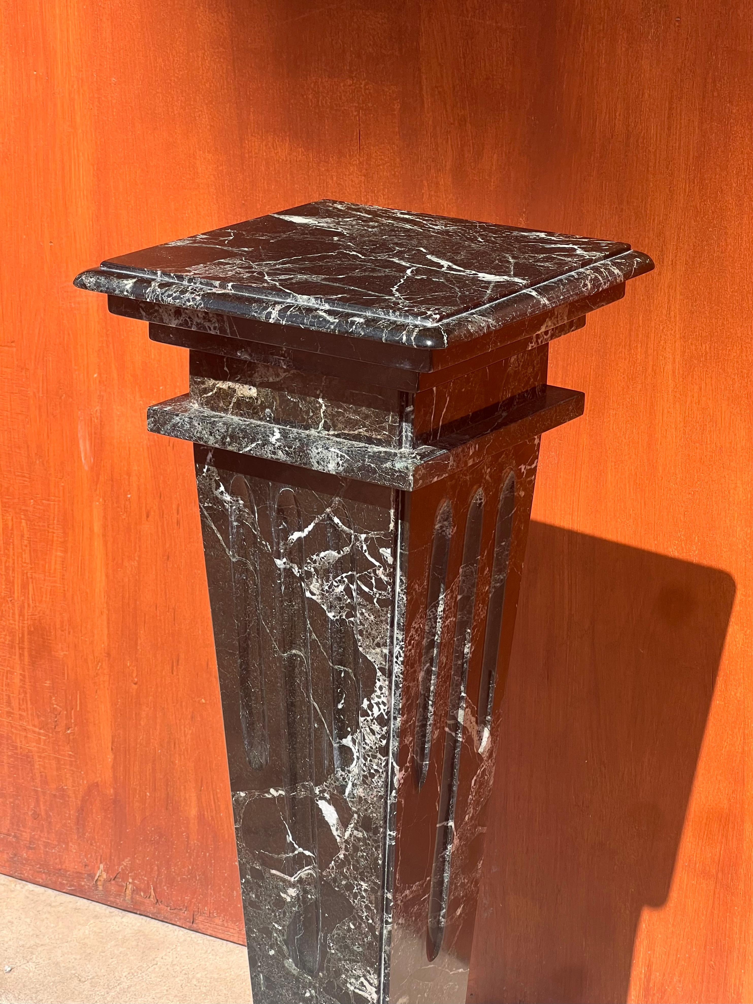 A vintage Italian neoclassical carved marble pedestal, 20th century For Sale 5