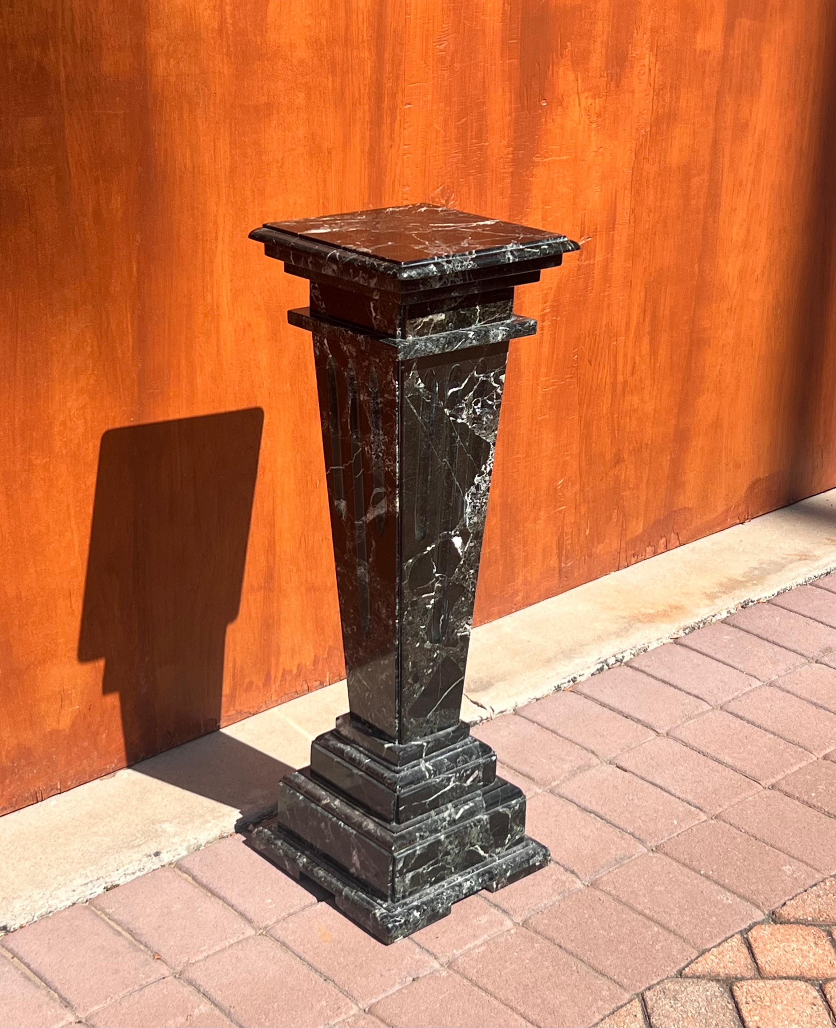A vintage Italian neoclassical carved marble pedestal, 20th century For Sale 6