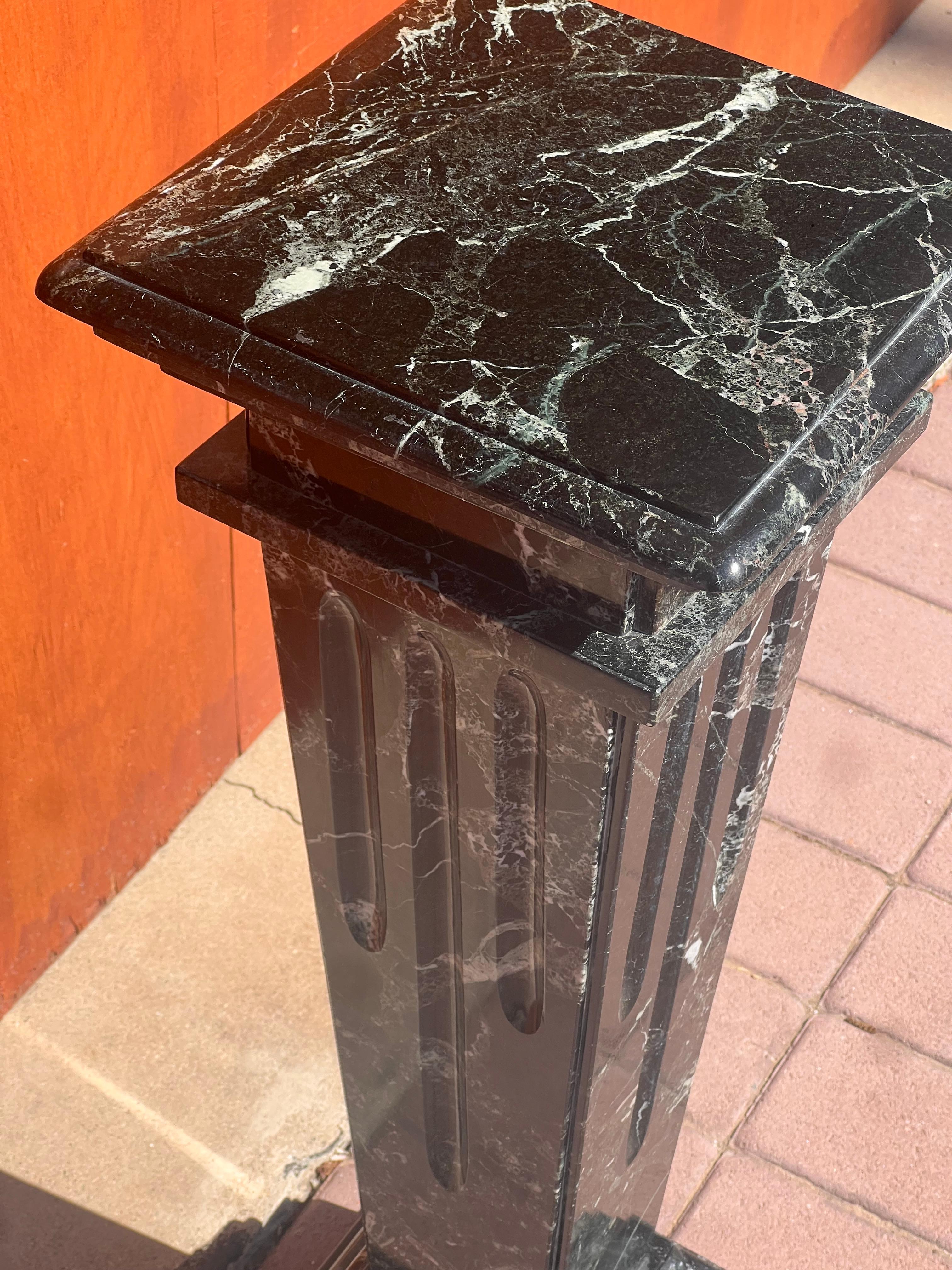 A vintage Italian neoclassical carved marble pedestal, 20th century For Sale 7