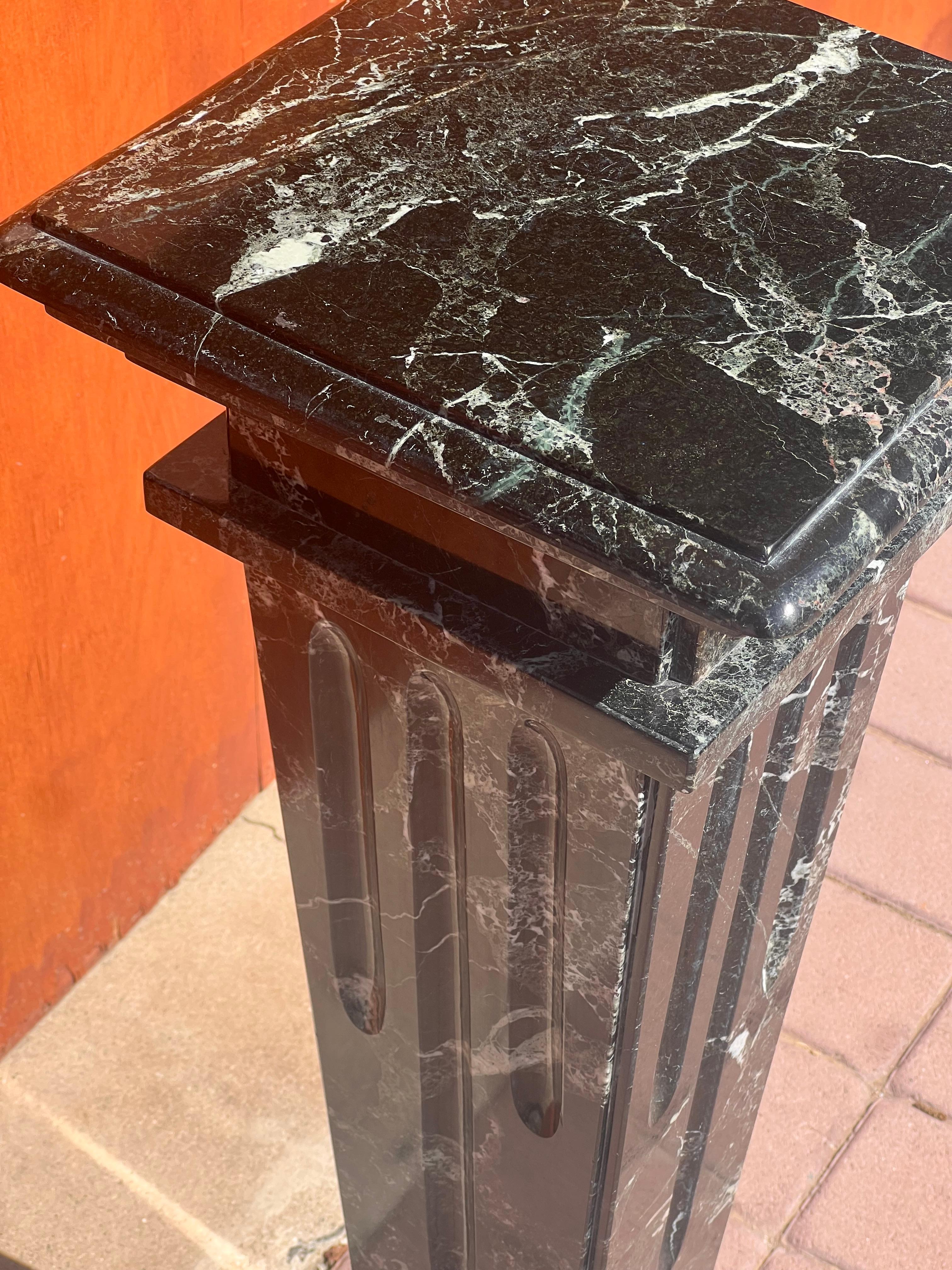 A vintage Italian neoclassical carved marble pedestal, 20th century For Sale 8