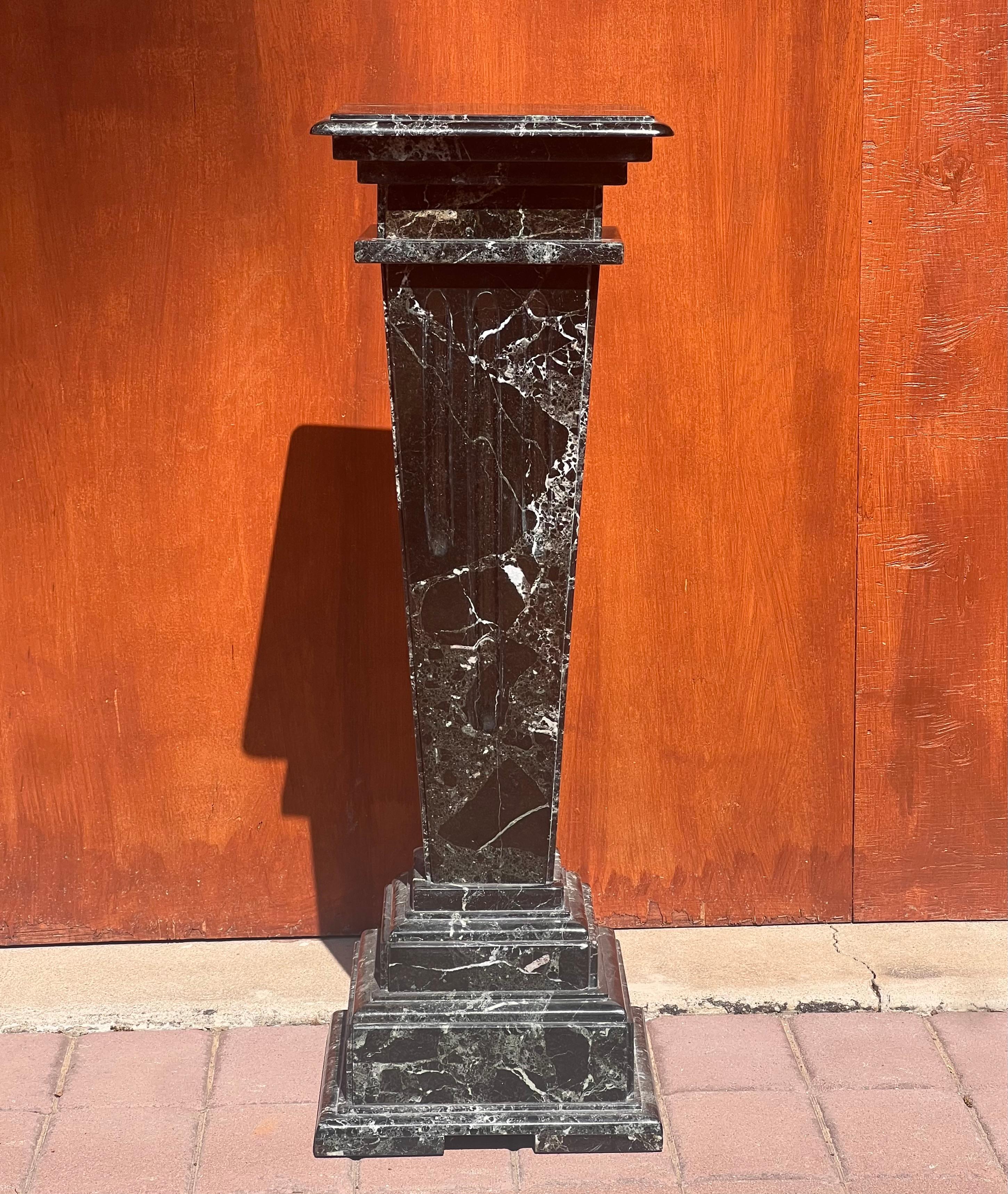 Neoclassical A vintage Italian neoclassical carved marble pedestal, 20th century For Sale