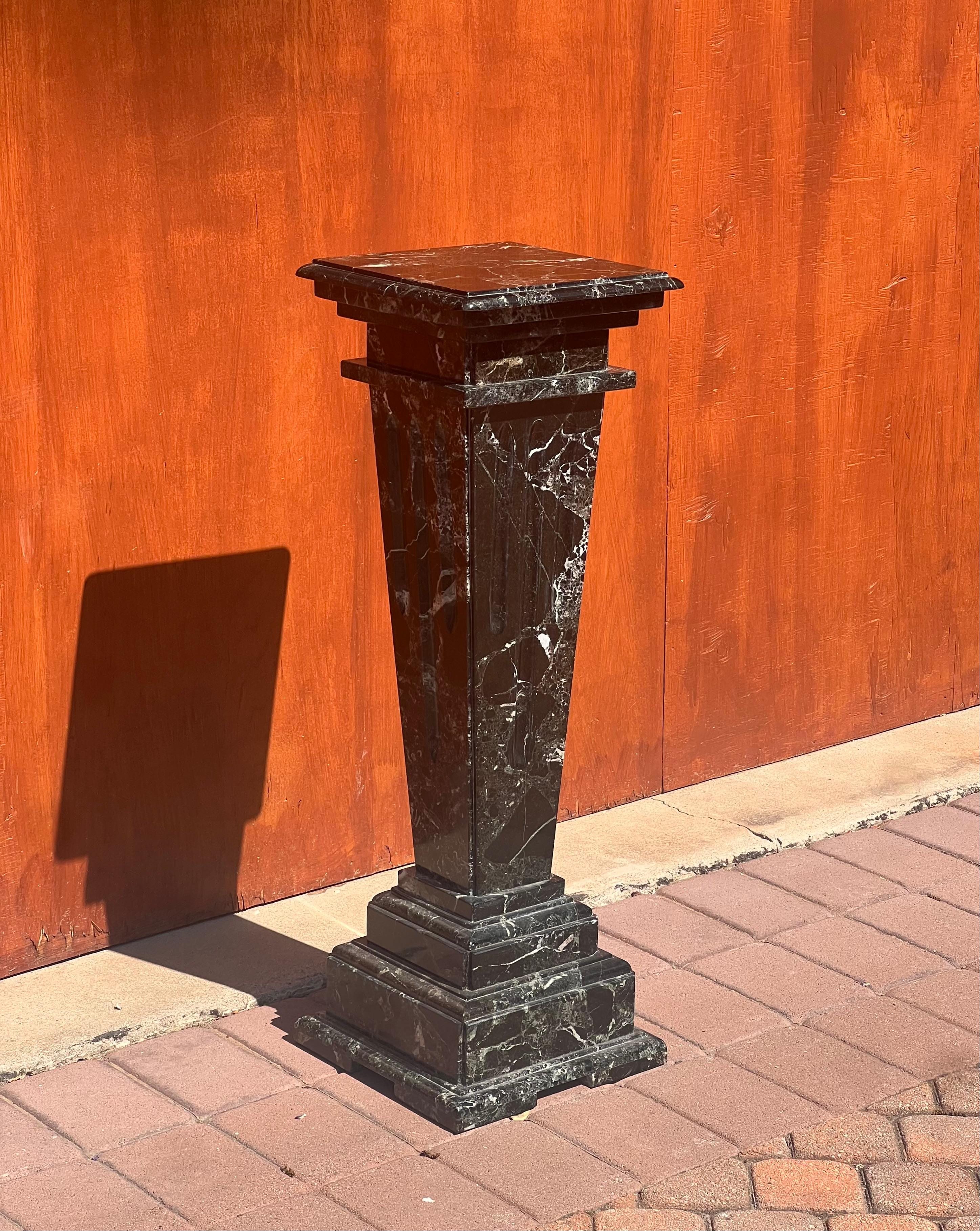 A vintage Italian neoclassical carved marble pedestal, 20th century In Good Condition For Sale In View Park, CA