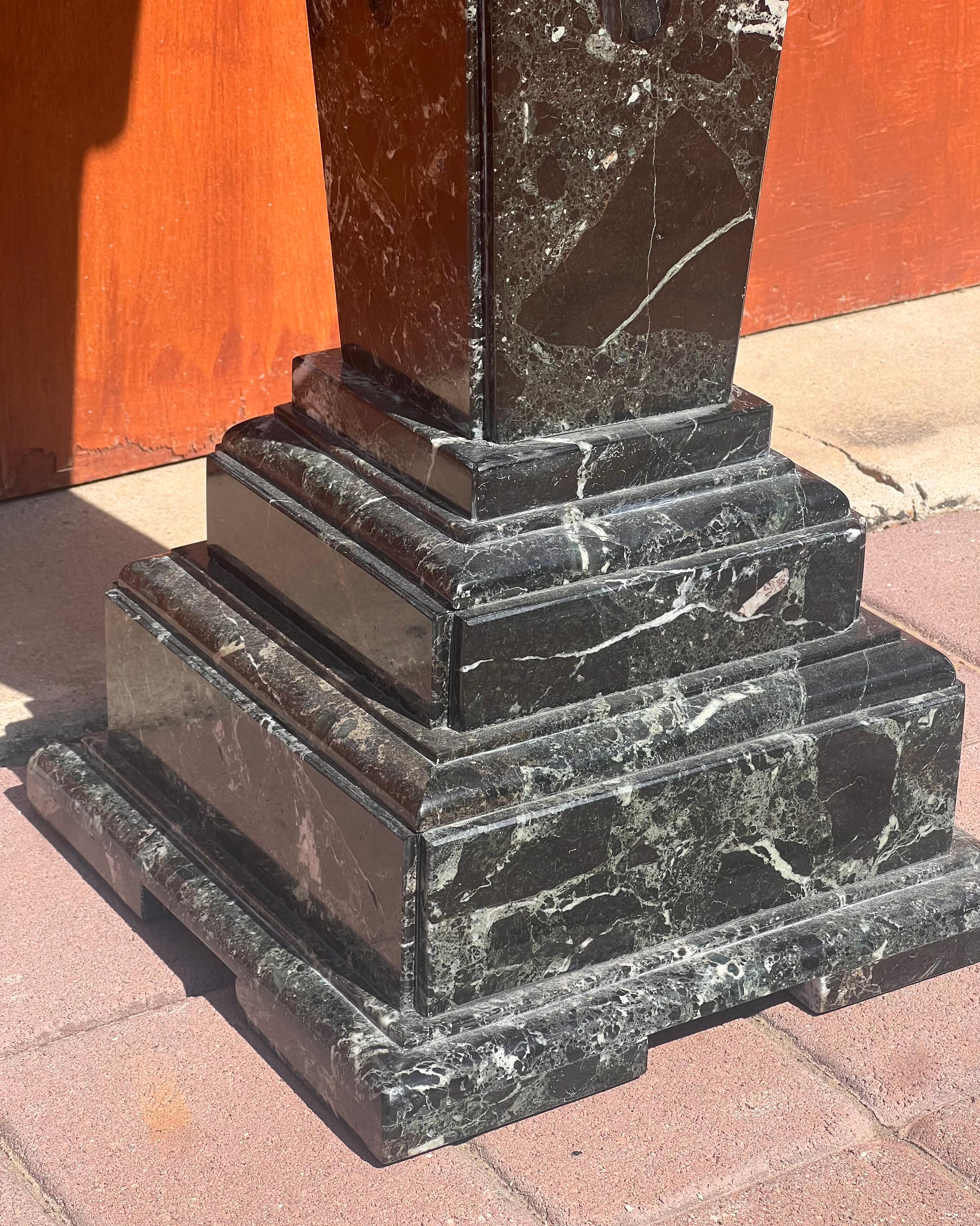 A vintage Italian neoclassical carved marble pedestal, 20th century For Sale 1