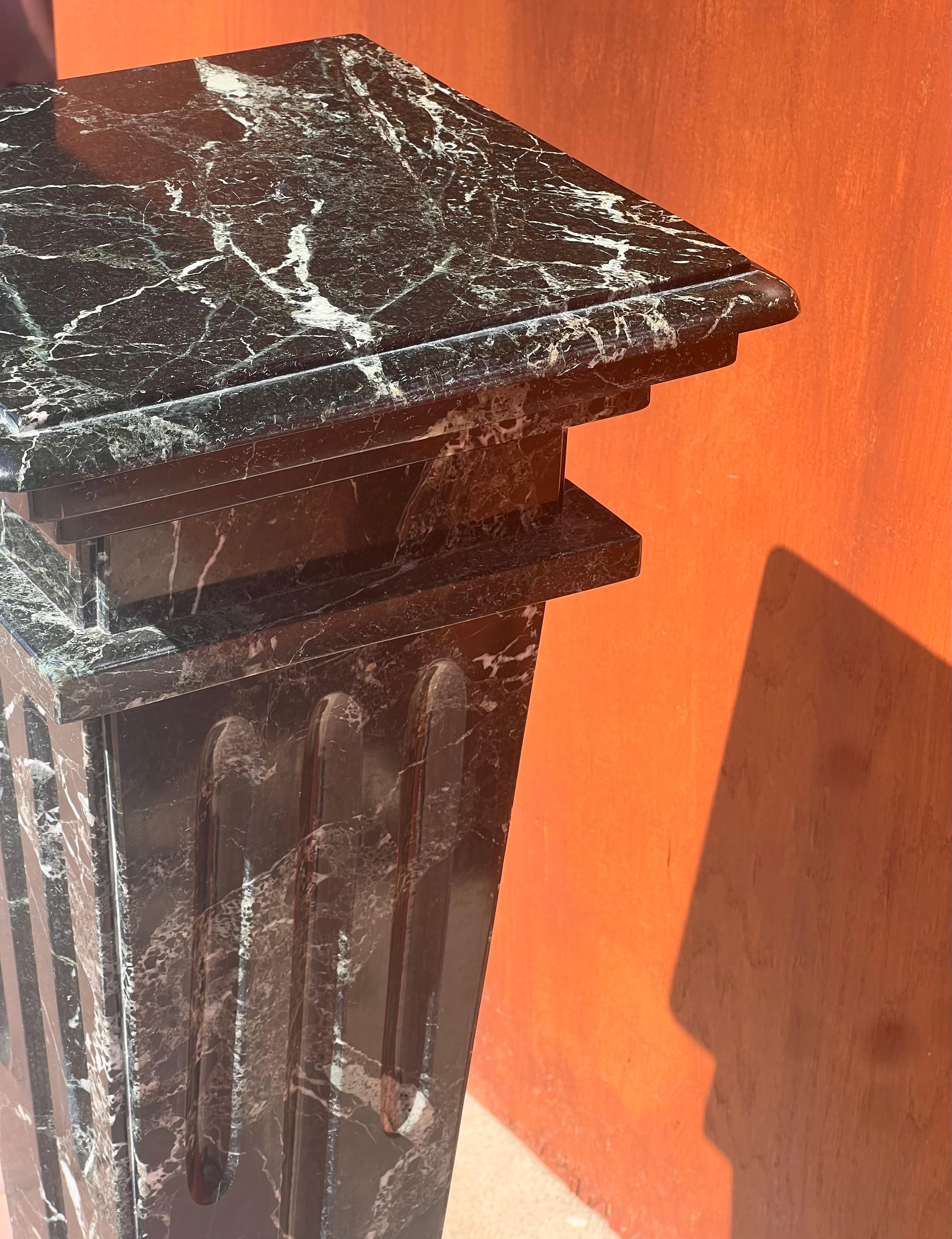 A vintage Italian neoclassical carved marble pedestal, 20th century For Sale 2