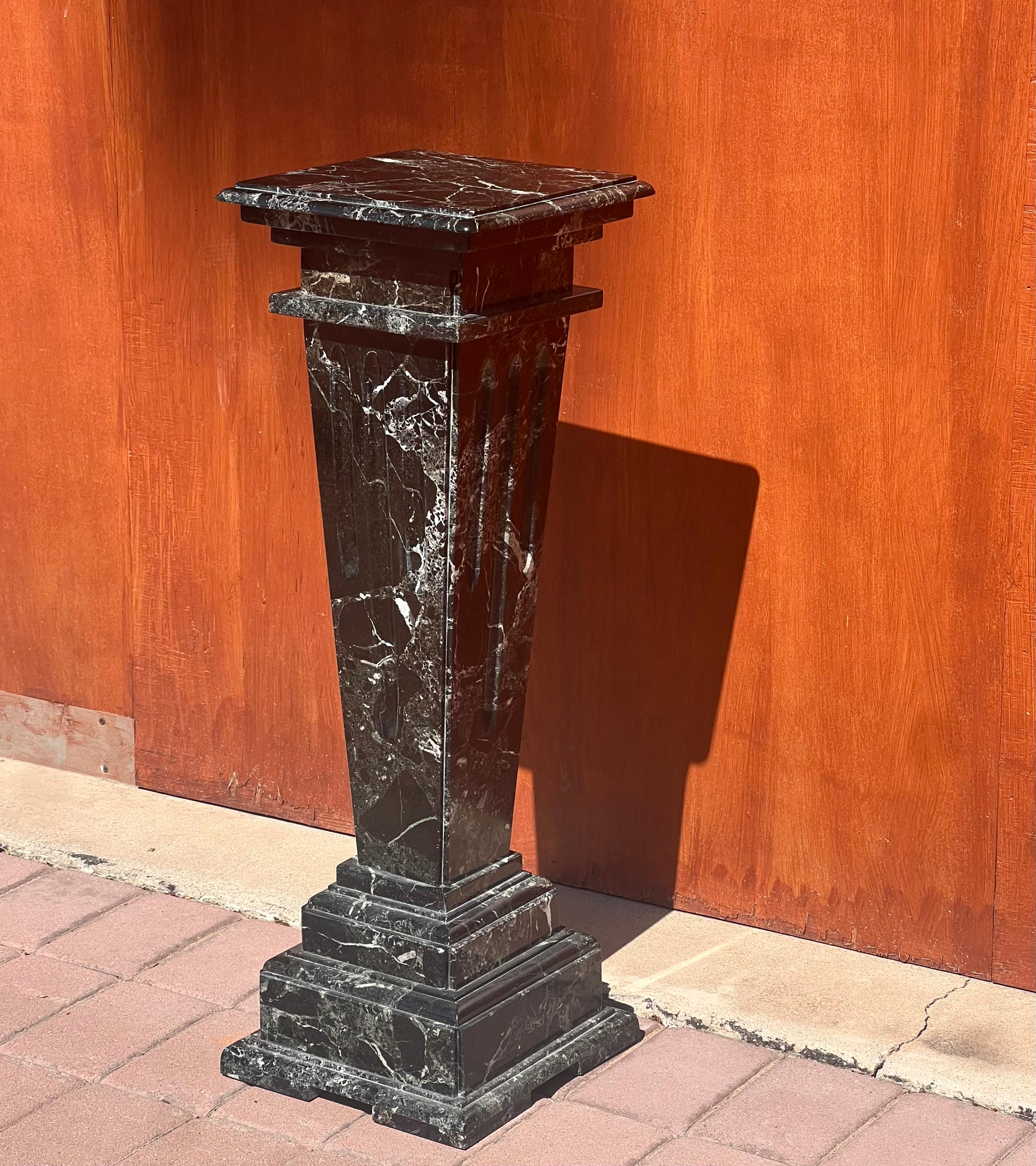 A vintage Italian neoclassical carved marble pedestal, 20th century For Sale 3