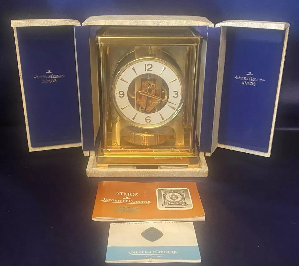 Questo orologio Jaeger-LeCoultre Atmos è un capolavoro d'epoca che viene fornito con la scatola e i documenti originali. L'orologio ha una finitura lucida ed è realizzato in ottone massiccio. 
Si tratta di un orologio da caminetto con un display di