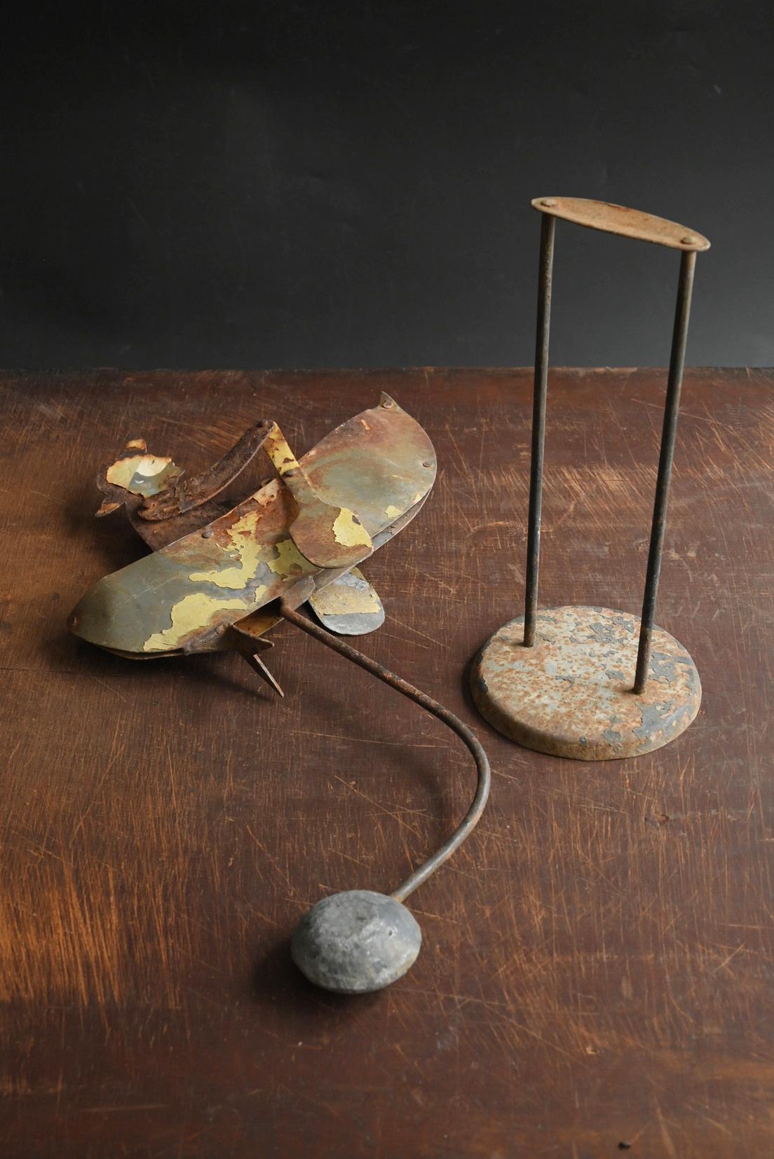 A vintage kinetic balance object of a small rowboat/Vintage iron balance toy In Good Condition For Sale In Sammu-shi, Chiba