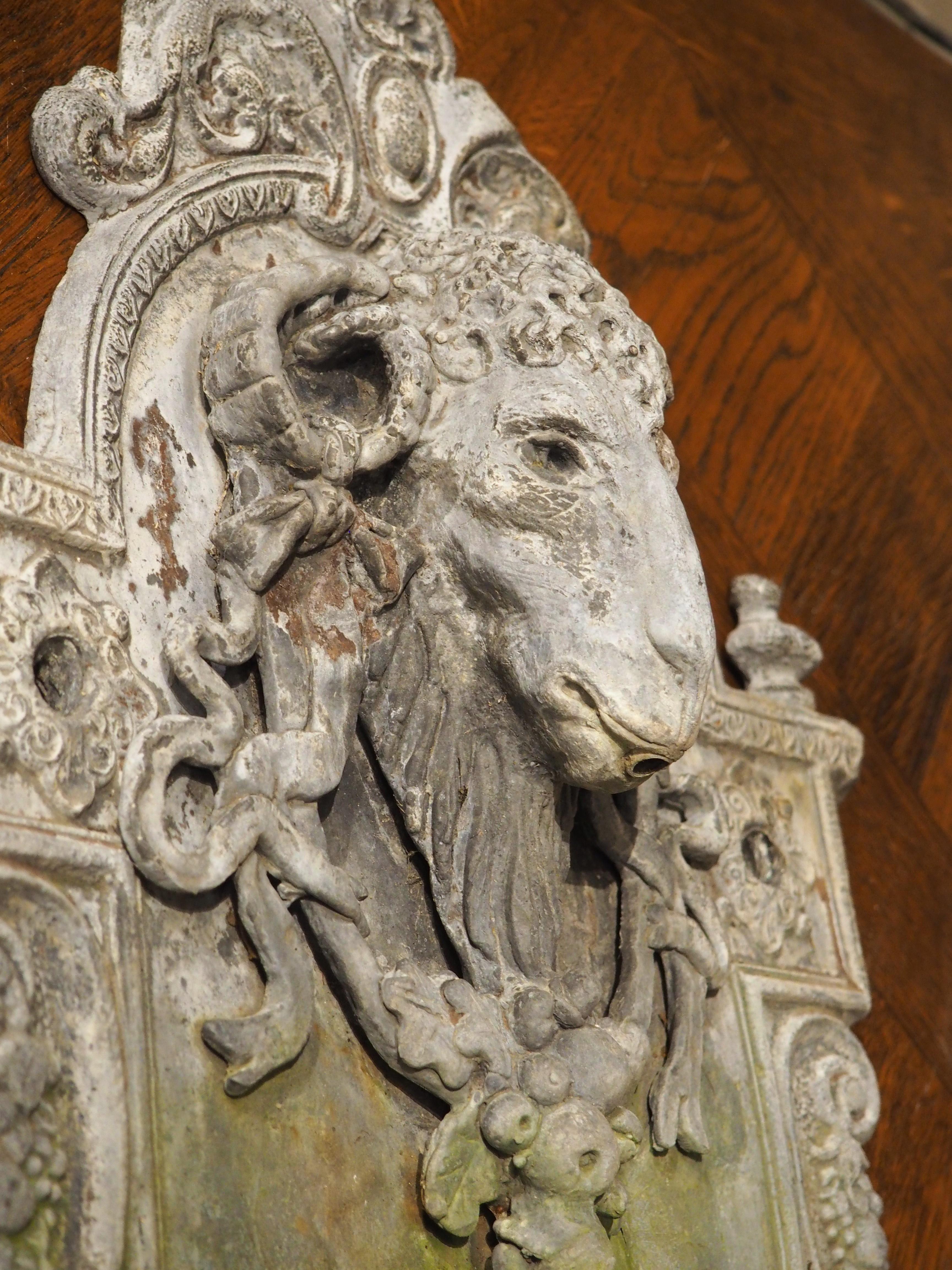 Plus d'informations bientôt...

Originaire d'Angleterre, cette fontaine murale en plomb est ornée d'une tête de bélier au-dessus d'un bassin lobé.  Le fond de la vasque est constitué de lobes épais émergeant d'une coupe à feuilles de noix, avec un