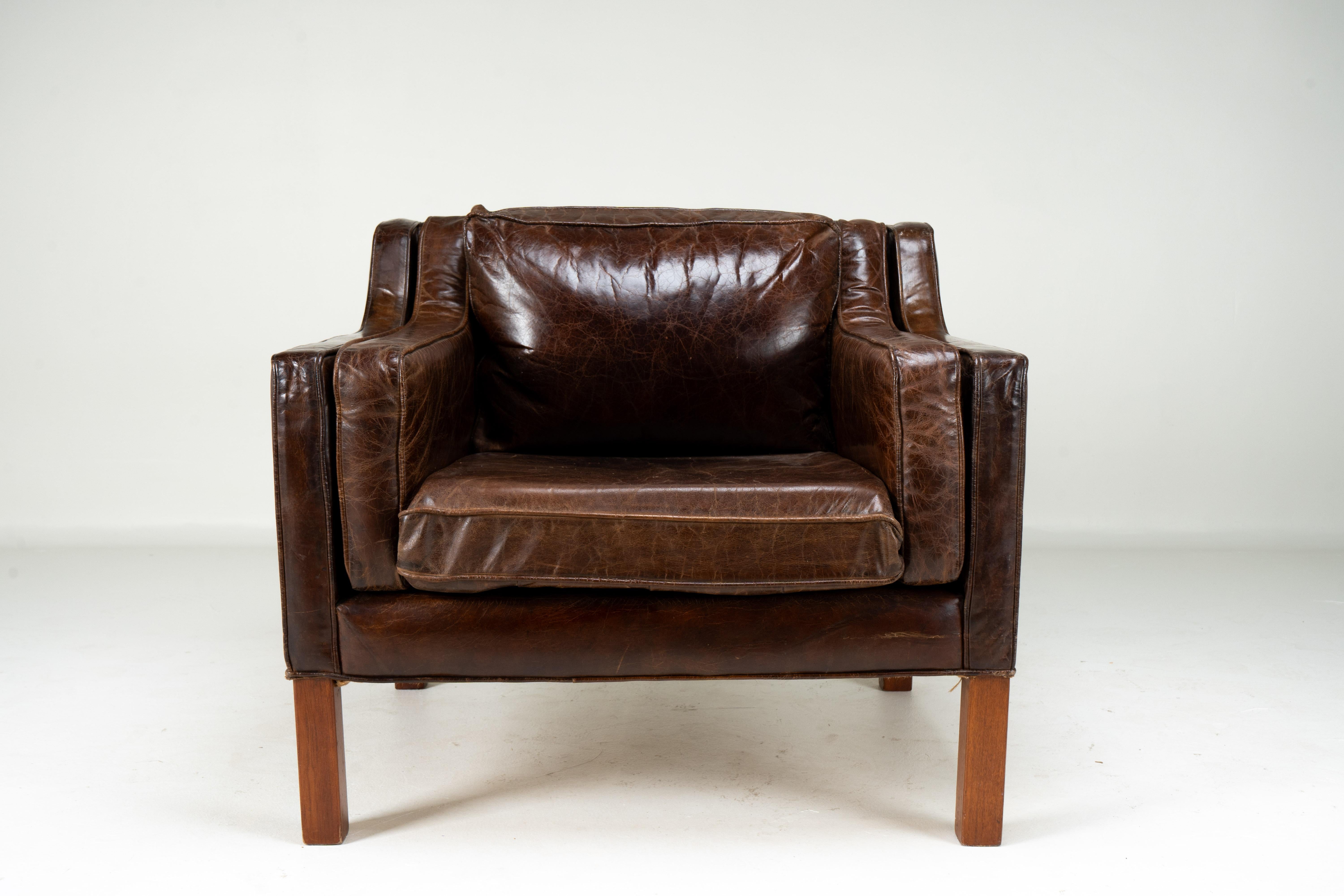 Ein zeitloser Loungesessel aus Leder aus Dänemark - das Modell 2214, entworfen von Børge Mogenson im Jahr 1962 und hergestellt von Fredericia.  Dieser Stuhl hat einen satten, schokoladenbraunen Farbton, der hervorragend mit den Beinen aus Teakholz