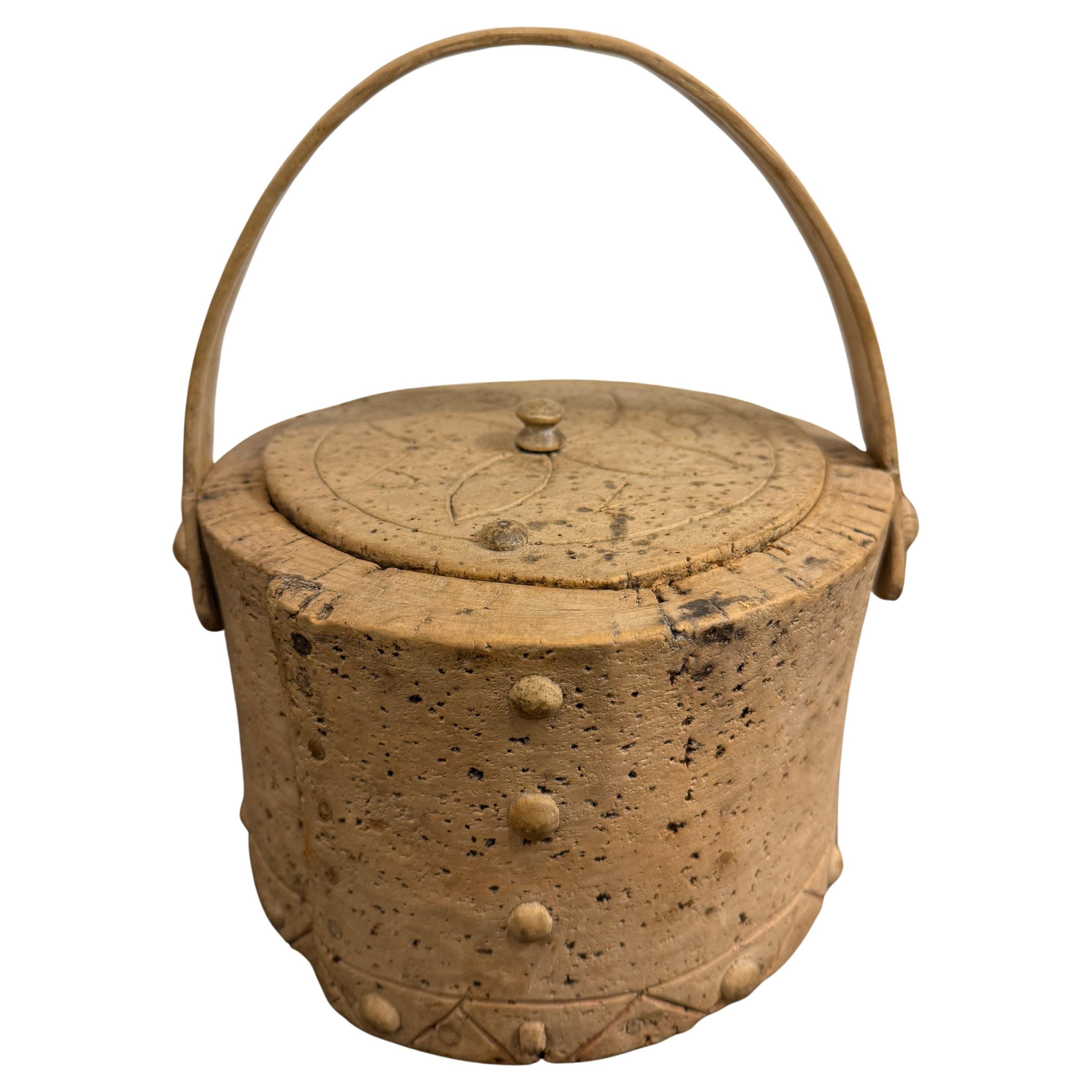 A Vintage Korkkorb mit Deckel und Holzgriff