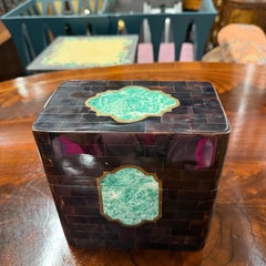 Scatola d'epoca di Maitland Smith in tessellato di corno e pietre con rifiniture in ottone