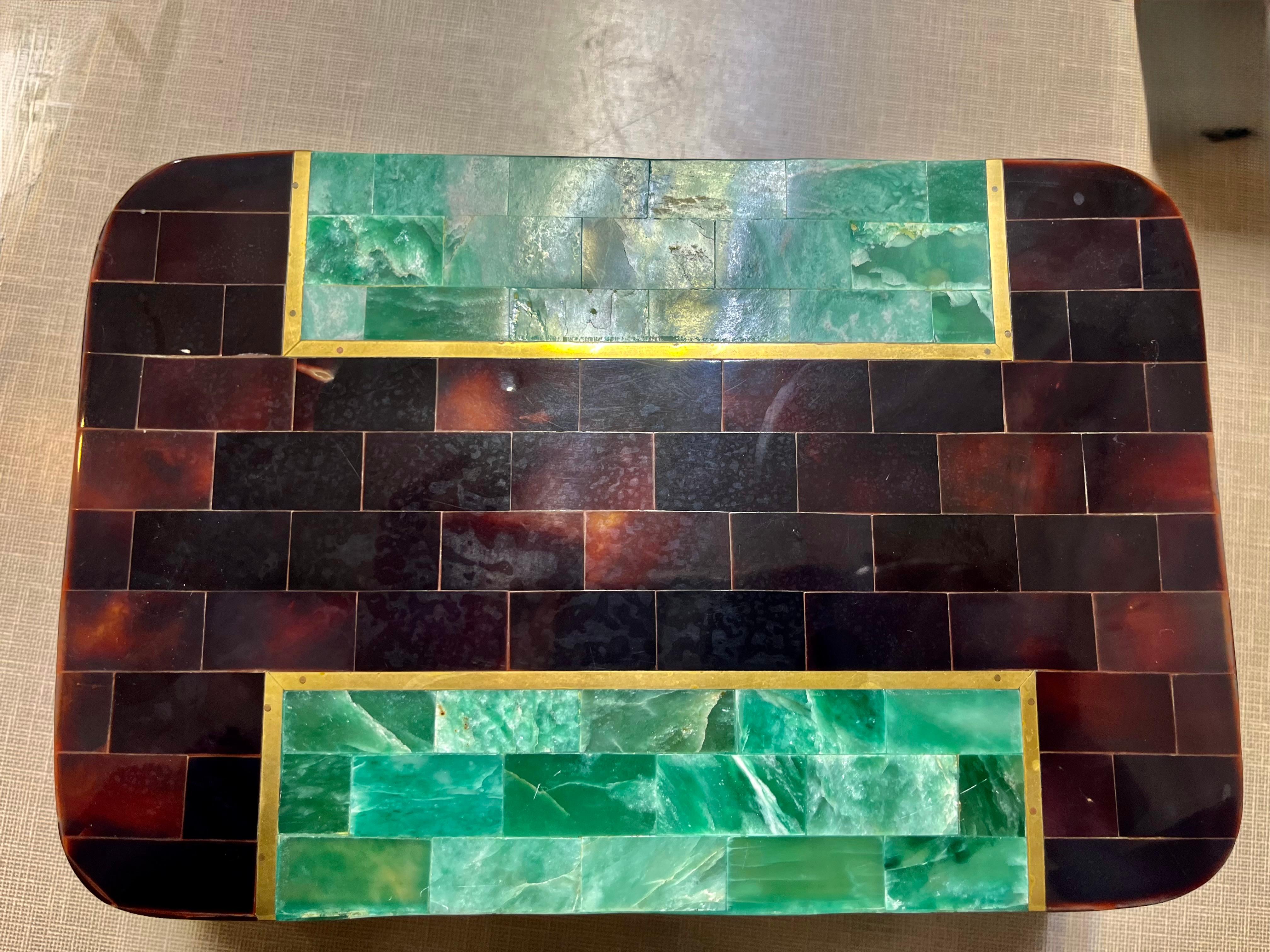 Eine alte Schachtel von Maitland Smith mit Mosaik aus Horn und Stein mit Messingbeschlägen. (Philippinisch) im Angebot
