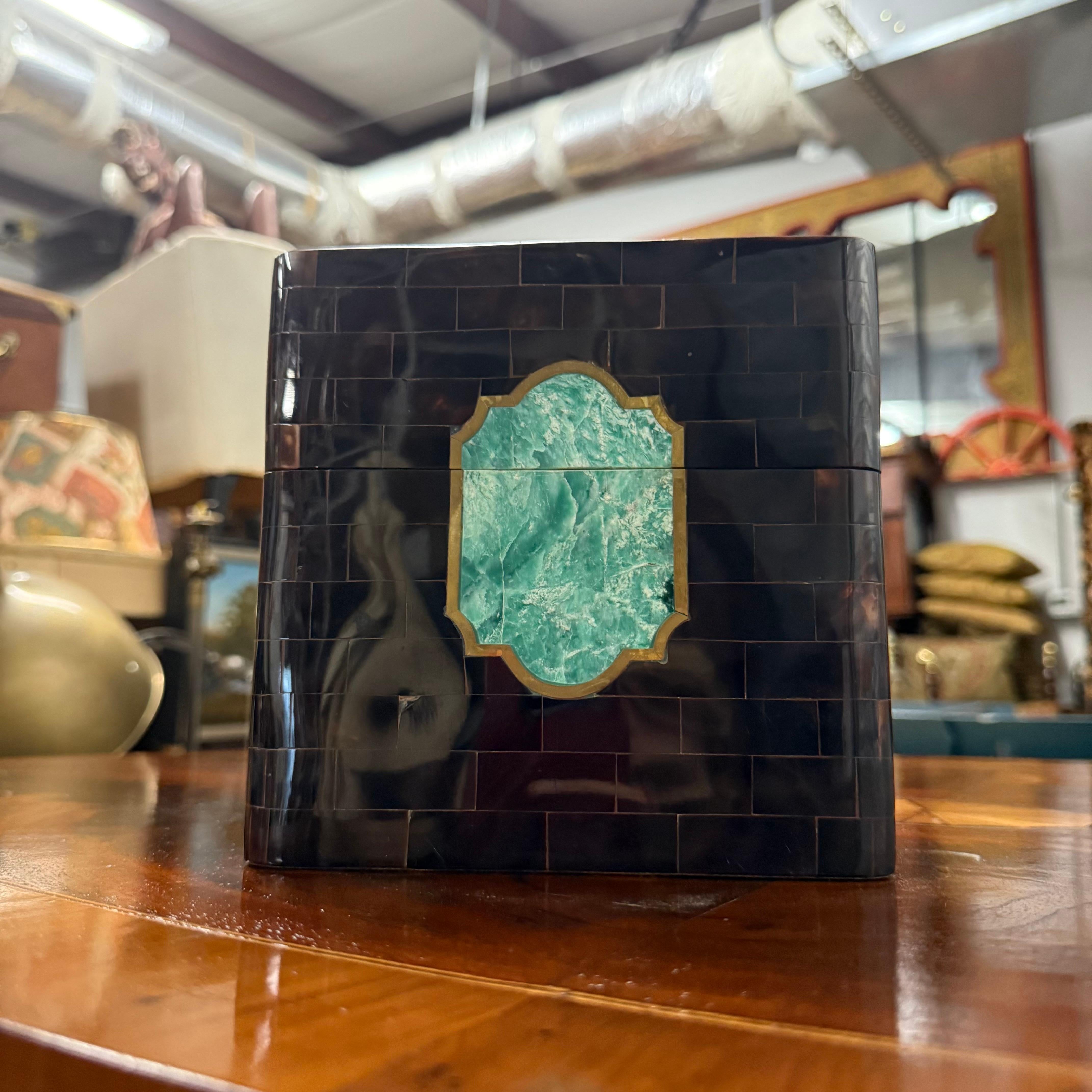 Sconosciuto Scatola d'epoca di Maitland Smith in tessellato di corno e pietre con rifiniture in ottone in vendita