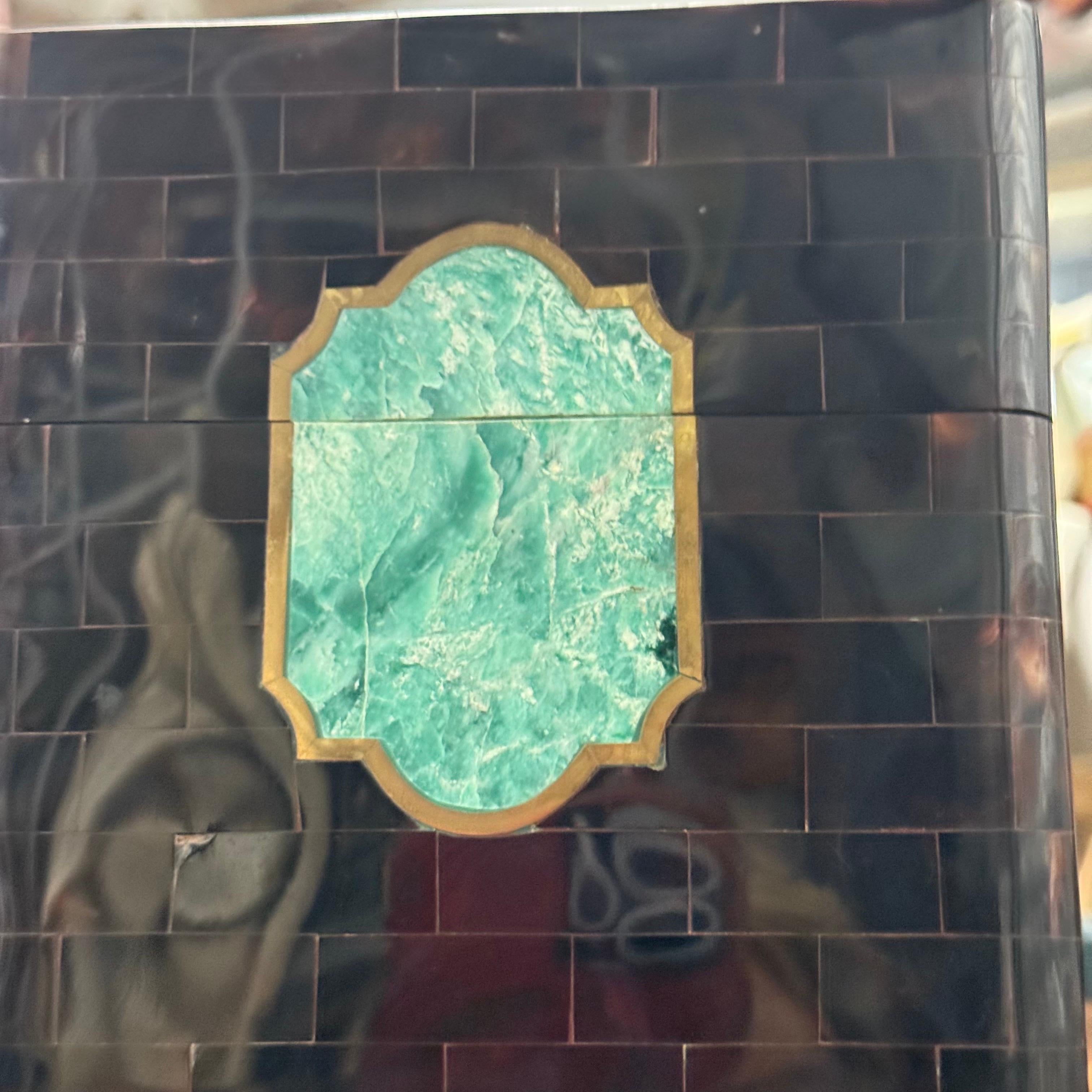 Scatola d'epoca di Maitland Smith in tessellato di corno e pietre con rifiniture in ottone In condizioni buone in vendita a Charleston, SC