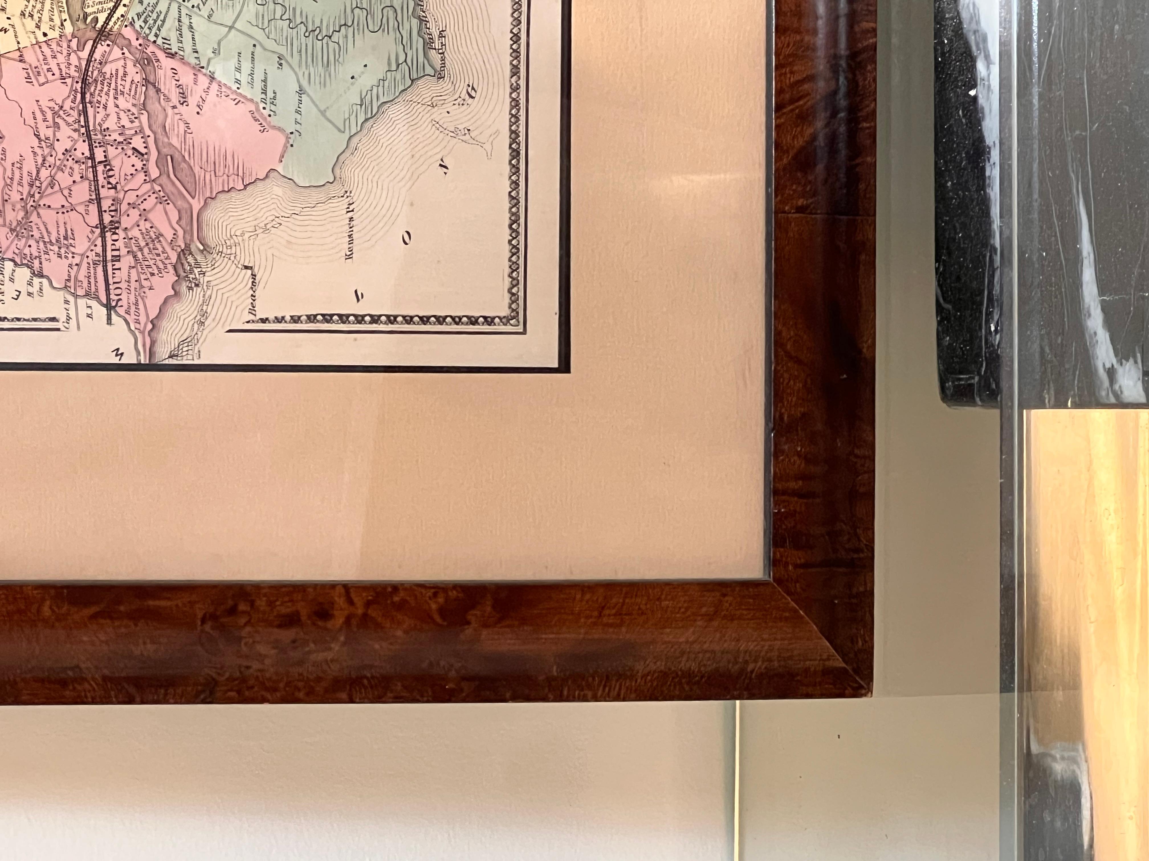 Eine antike Landkarte von Fairfield, Connecticut, gerahmt in reichem Wurzelholz, hinter Glas und hängefertig, Anfang bis Mitte des 20. Rosé-, Butter- und Minztöne bilden einen reizvollen Kontrast zum pfirsichfarbenen Beige der Matte und der Fülle