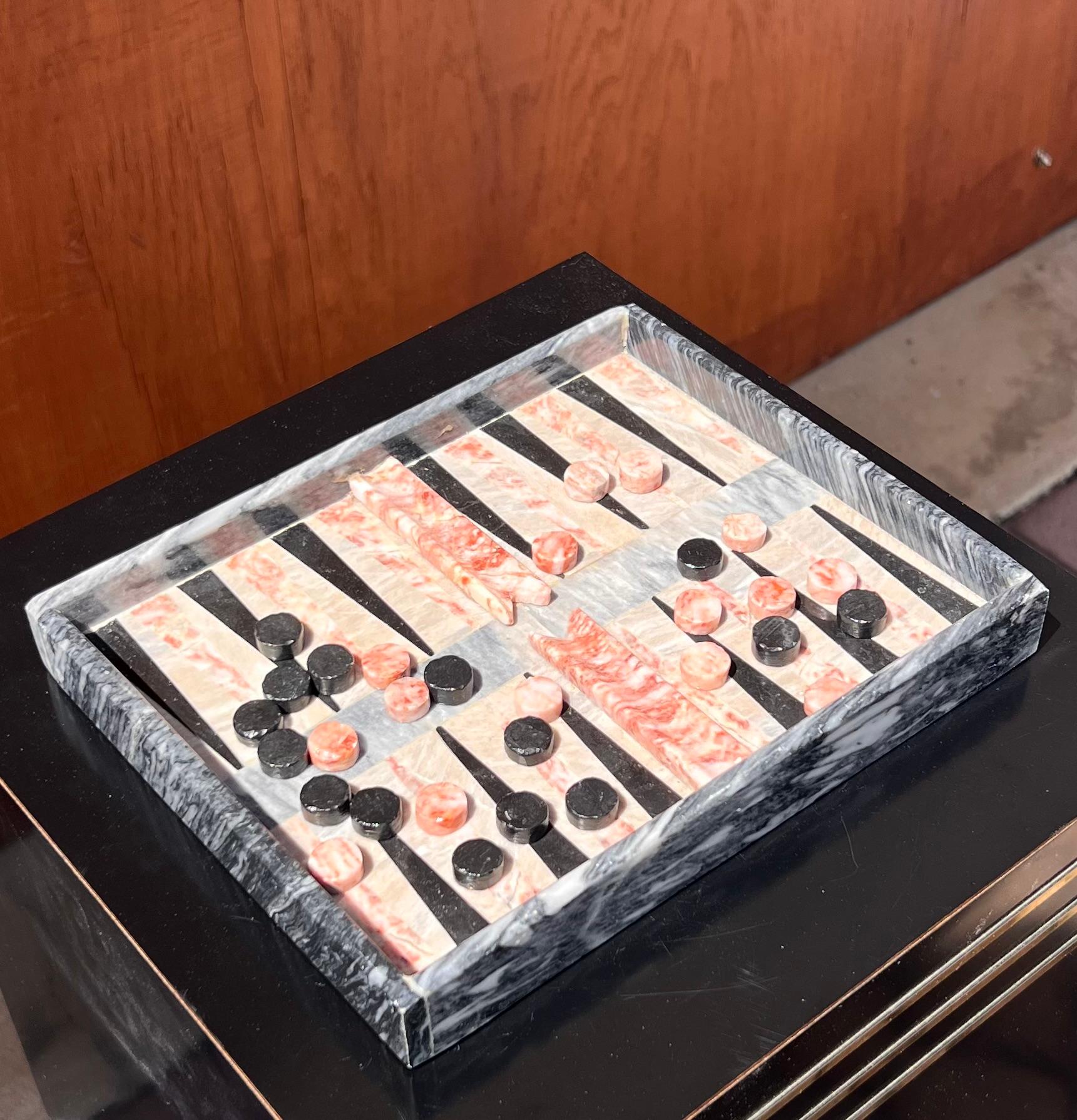 Un set da gioco di backgammon in marmo d'epoca, 20° secolo. In marmo rosa, nero e grigio.