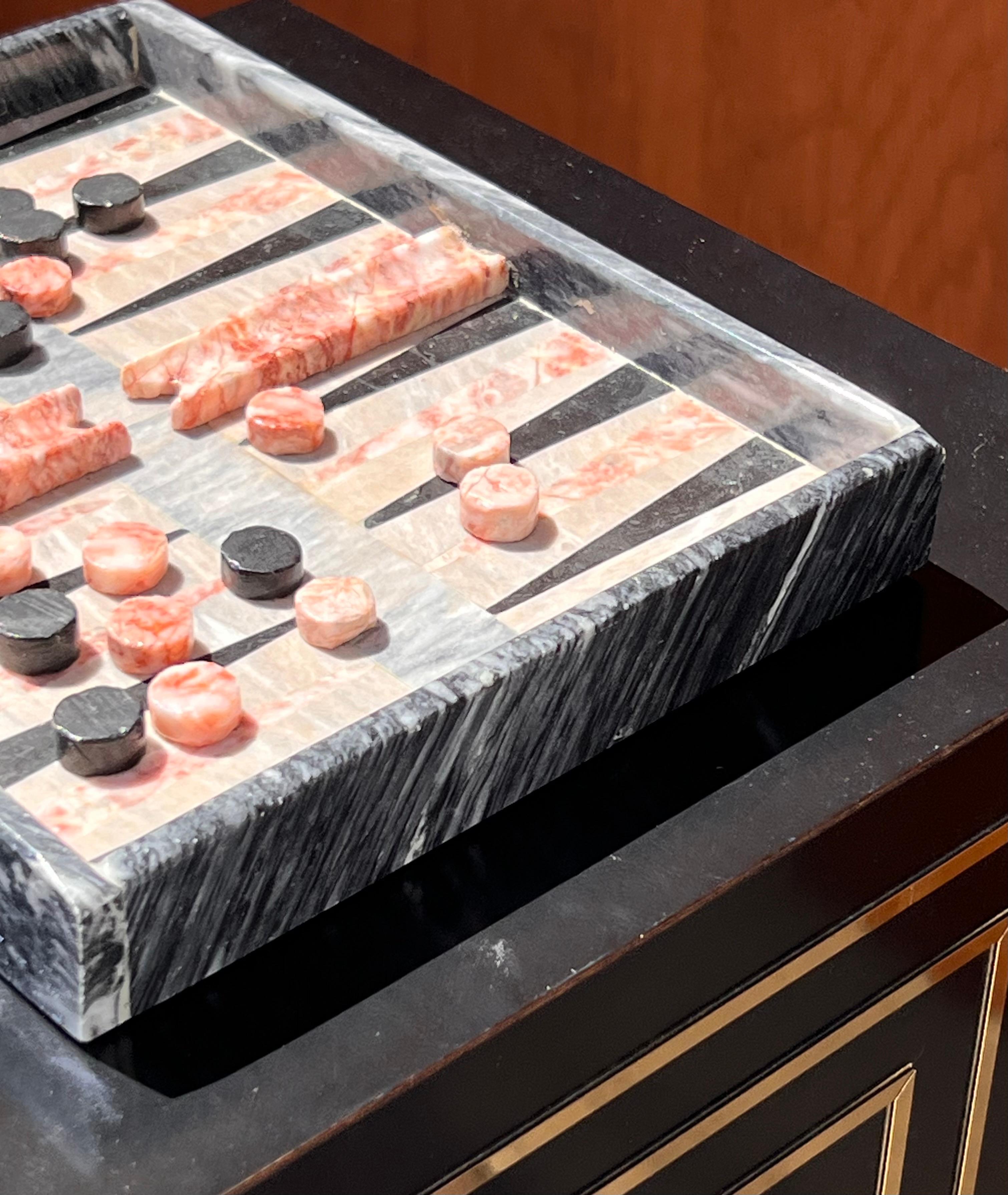 Sconosciuto Un set da gioco di backgammon in marmo d'epoca, 20° secolo in vendita