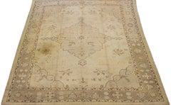 Türkischer Oushak-Wollteppich mit Medaillonmotiv im Vintage-Stil, handgefertigt in Beige
