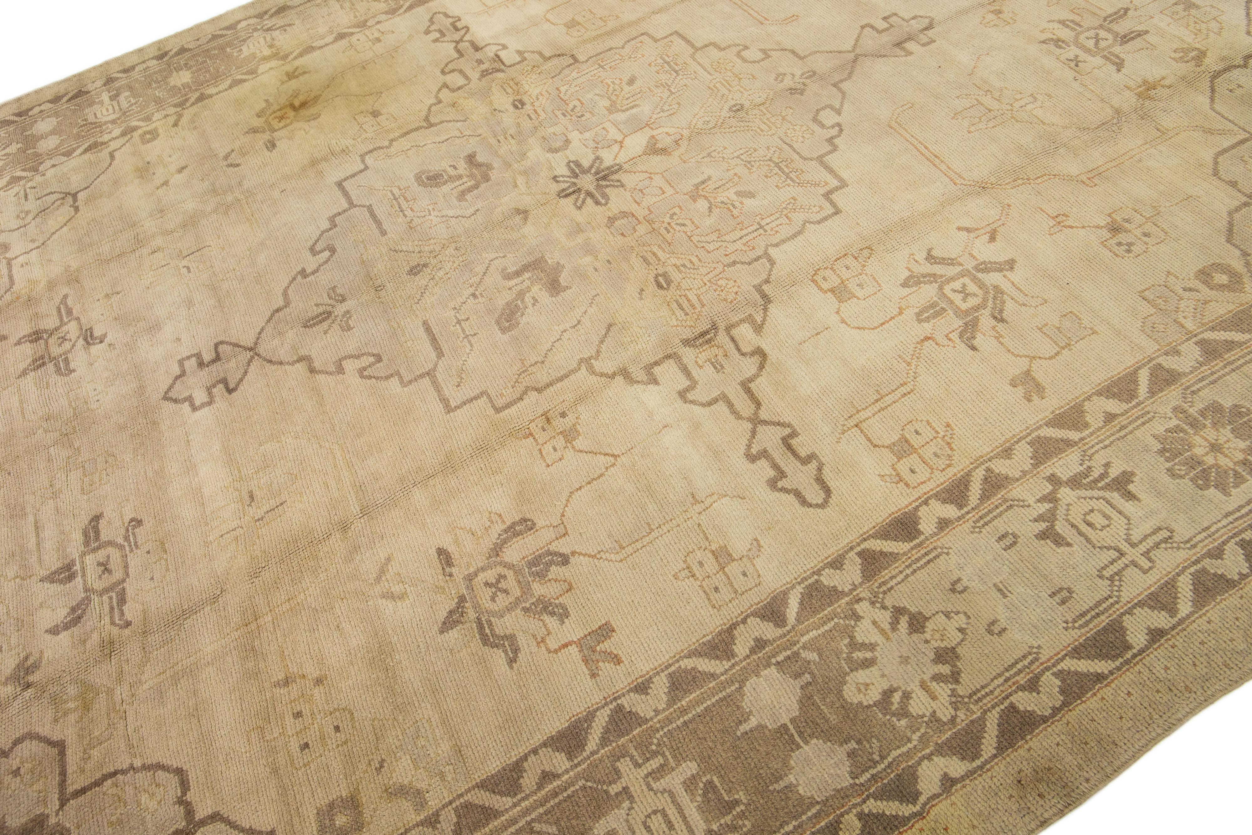 Turc Tapis turc en laine Oushak à motif médaillon vintage fait à la main en beige en vente